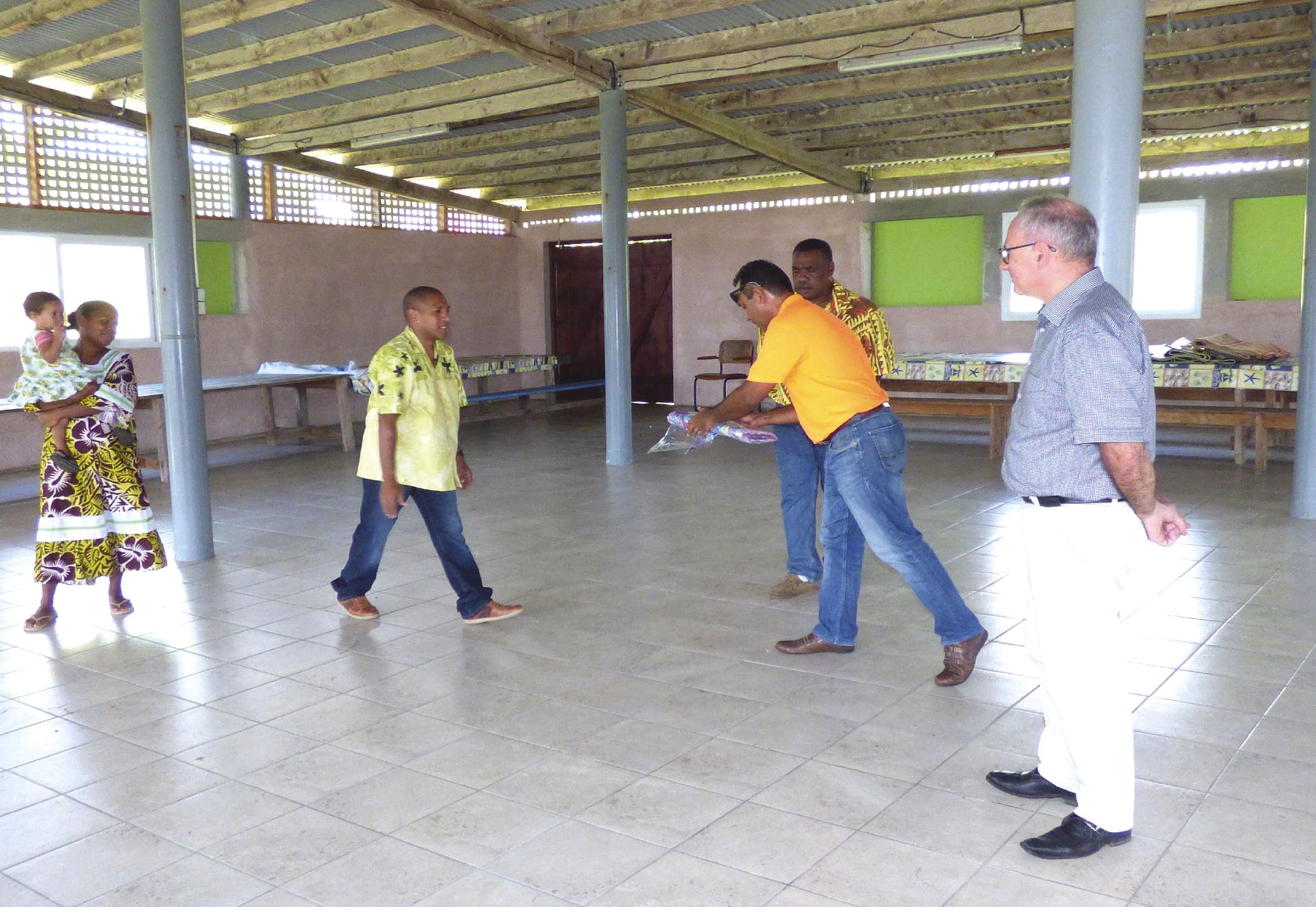 Luecila, le 16 mars. Le commissaire délégué de la République, Frédéric Eymard (à droite), et des représentants de services provinciaux ont été accueillis sous le préau.