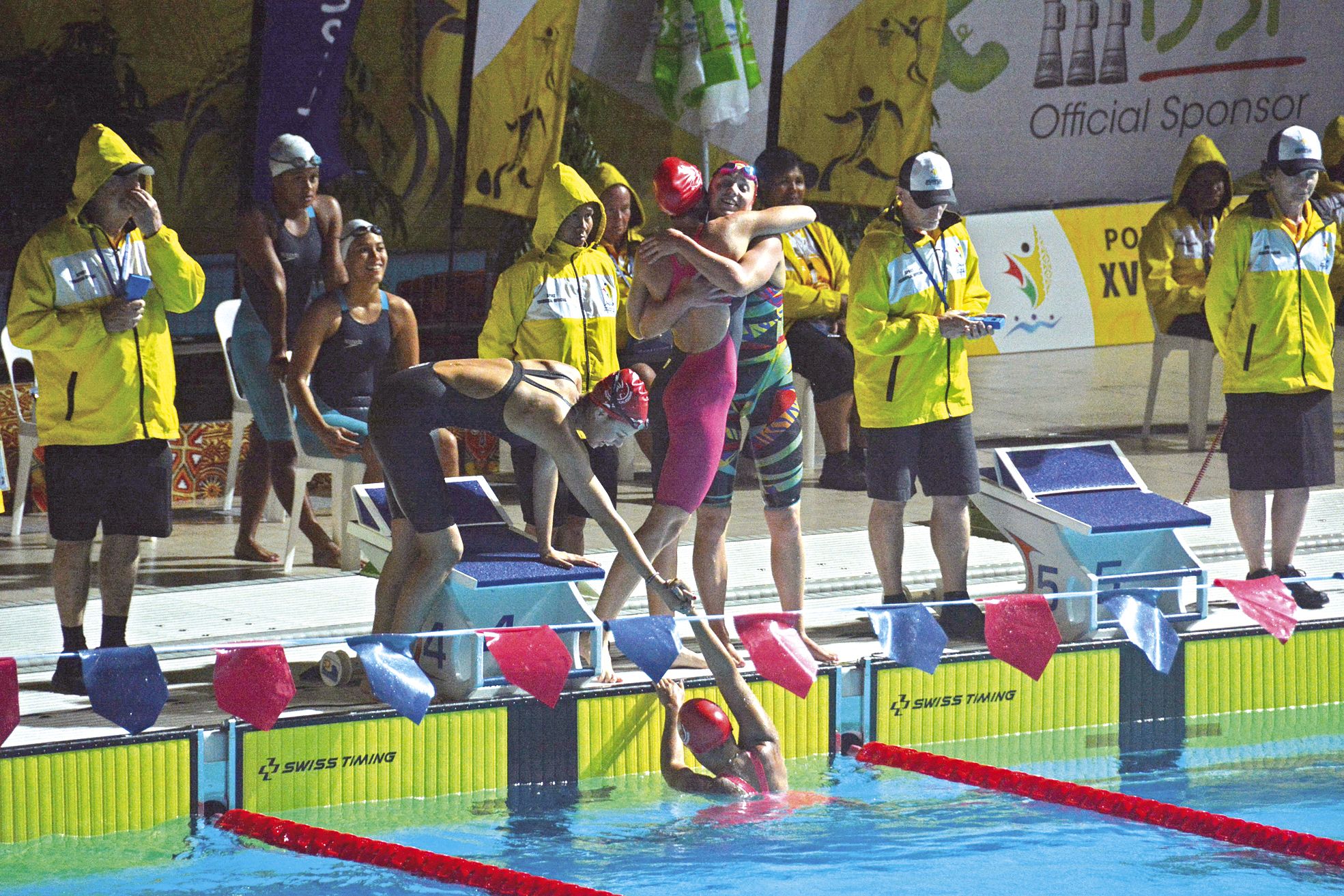 Port Moresby, 2015. Adeline Williams (en rose) a participé aux relais quatre nages avec Grangeon, Terebo et Hidrio.