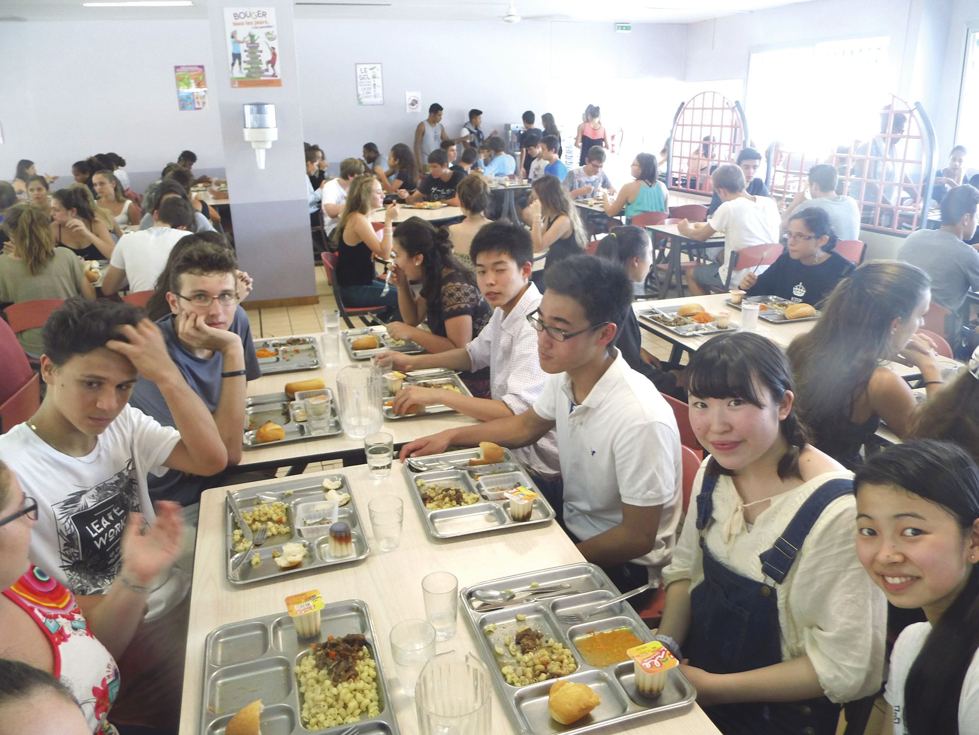 Cantine du lycée Lapérouse, le lundi 14 mars 2016. Première journée au lycée pour les jeunes Japonais arrivés deux jours plus tôt. Ils assistent à tous les cours de leurs correspondants calédoniens.