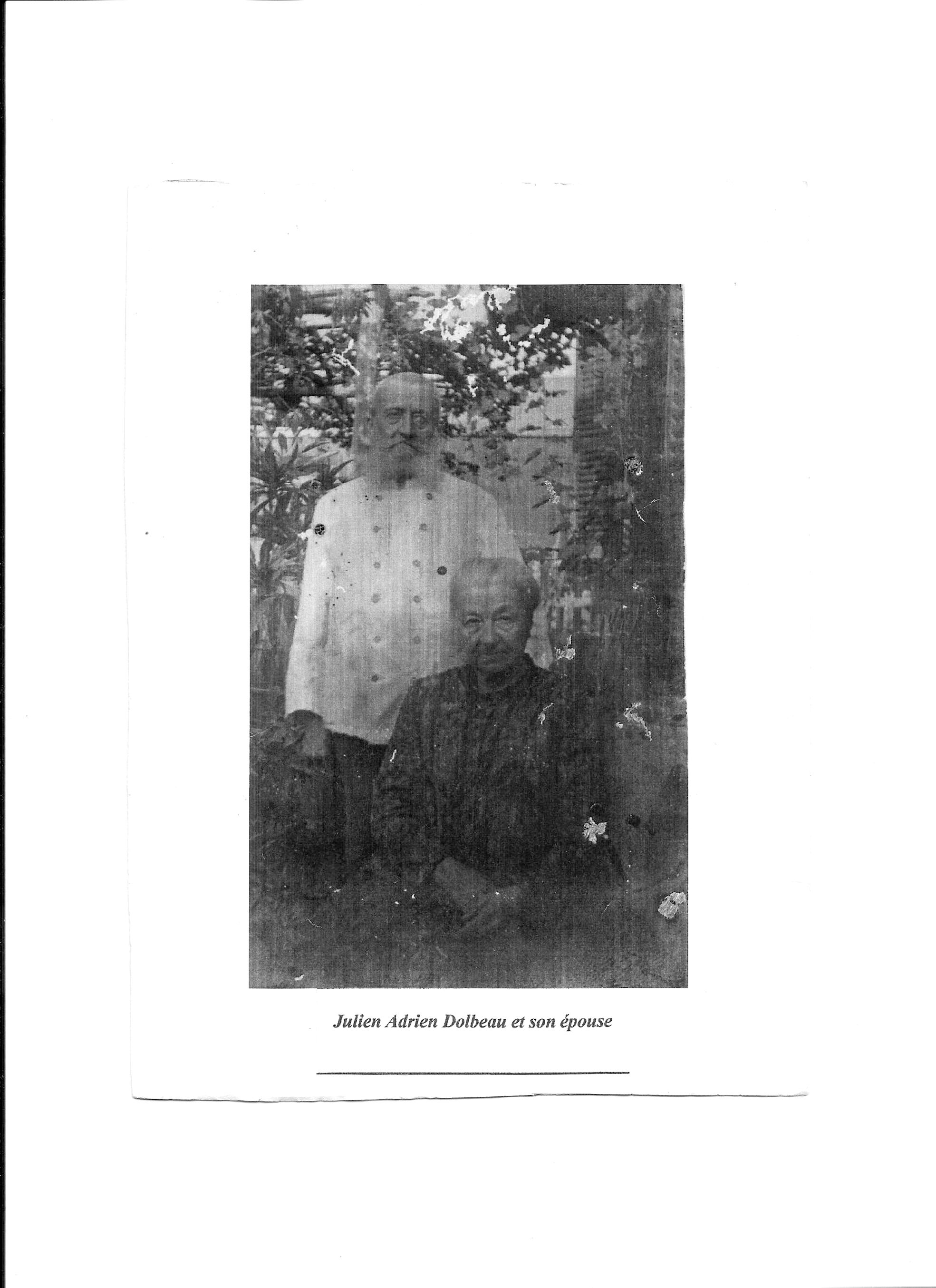 Julien Dolbeau et son épouse Marie dans le jardin de leur maison d'Angers, tout à la fin de sa vie. Il porte encore la barbe qui était un véritable culte pour les communards.
