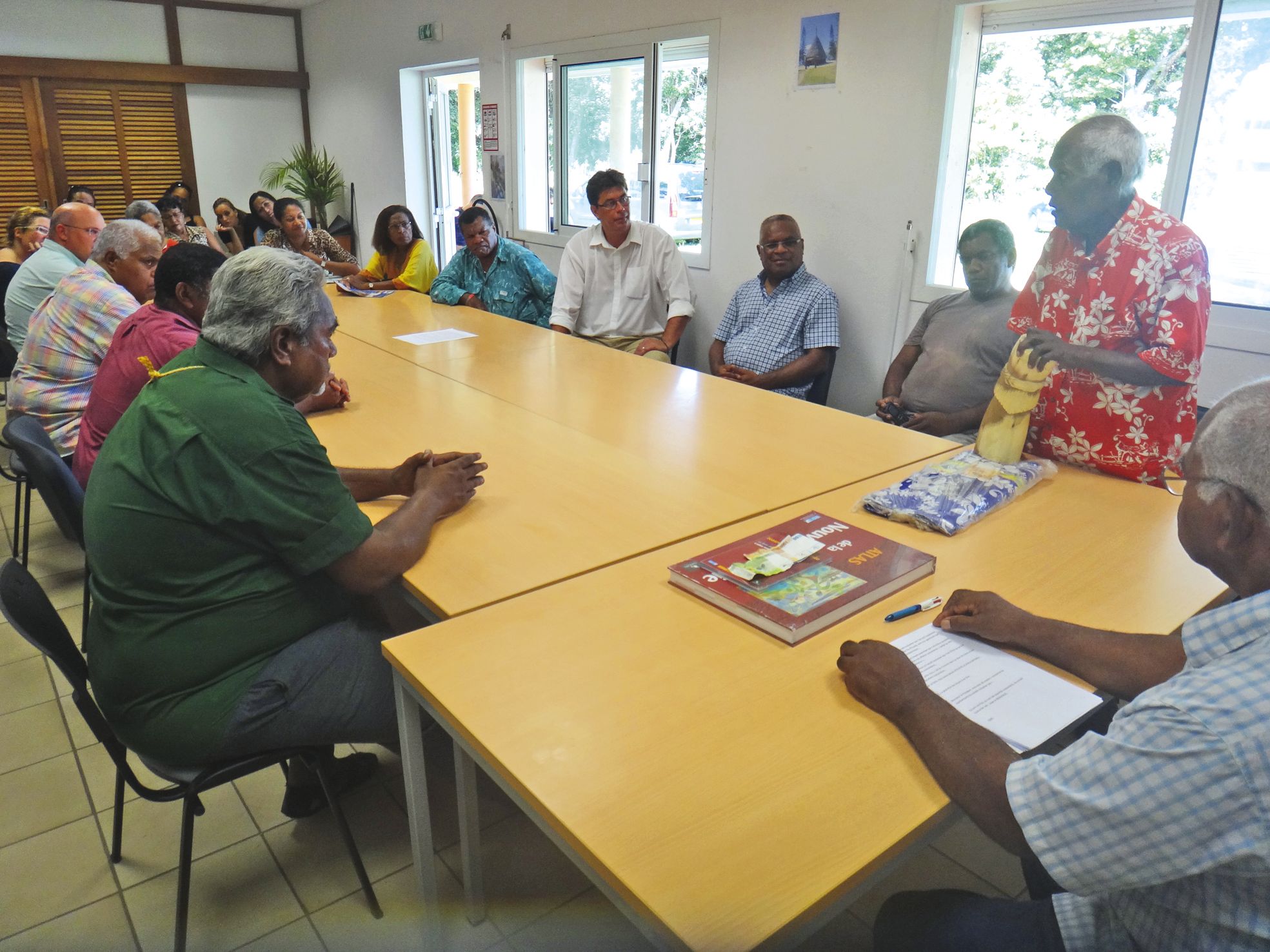 Ouvéa, jeudi 31 mars. La délégation, composée de tous les groupes représentés au Congrès, a été reçue au conseil d'aire.