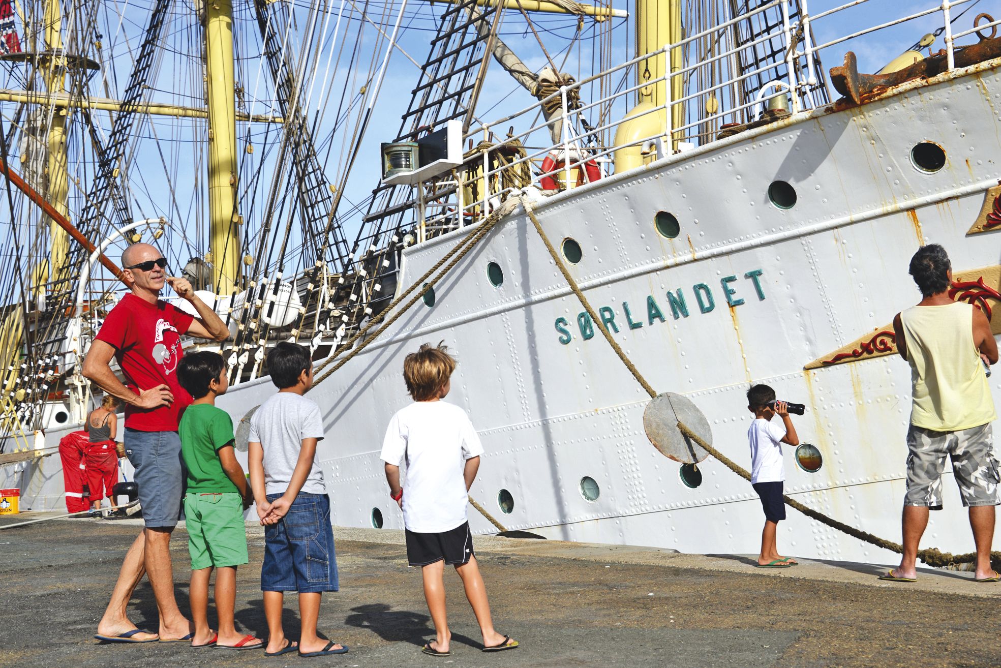Avec 64,2 mètres de la proue à la poupe et 34 mètres de haut, le Sørlandet est un trois-mâts carré, comme le Cutty Sark, le Bounty ou l'Hermione. Ces navires longtemps populaires dans la marine militaire et marchande portent sur chaque mât des voiles rect