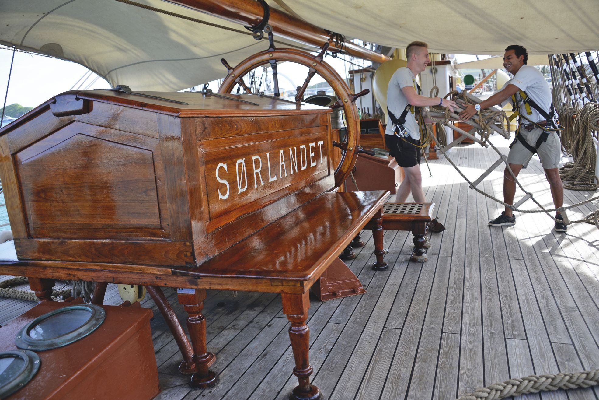 Rares sont les vieux gréements aussi reluisants que le Sørlandet, littéralement  « Pays du Sud ». « Ça demande un effort permanent, mais le résultat est là », sourit Jeff.