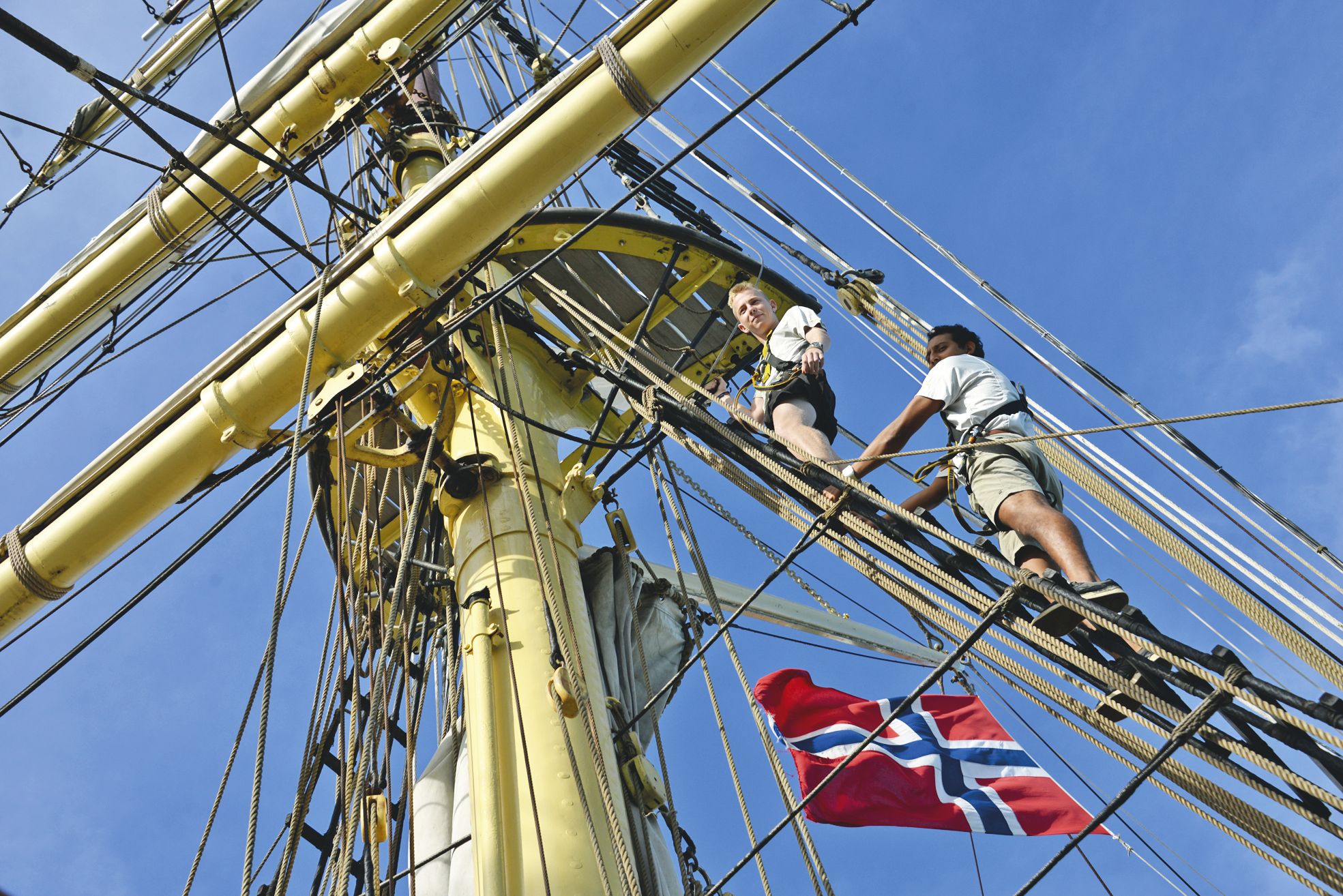 Pour manœuvrer, il faut monter sur les vergues, à plusieurs mètres de haut pour rouler et dérouler les voiles. L'exercice, s'il paraît simple à quai, relève de l'acrobatie en pleine mer.