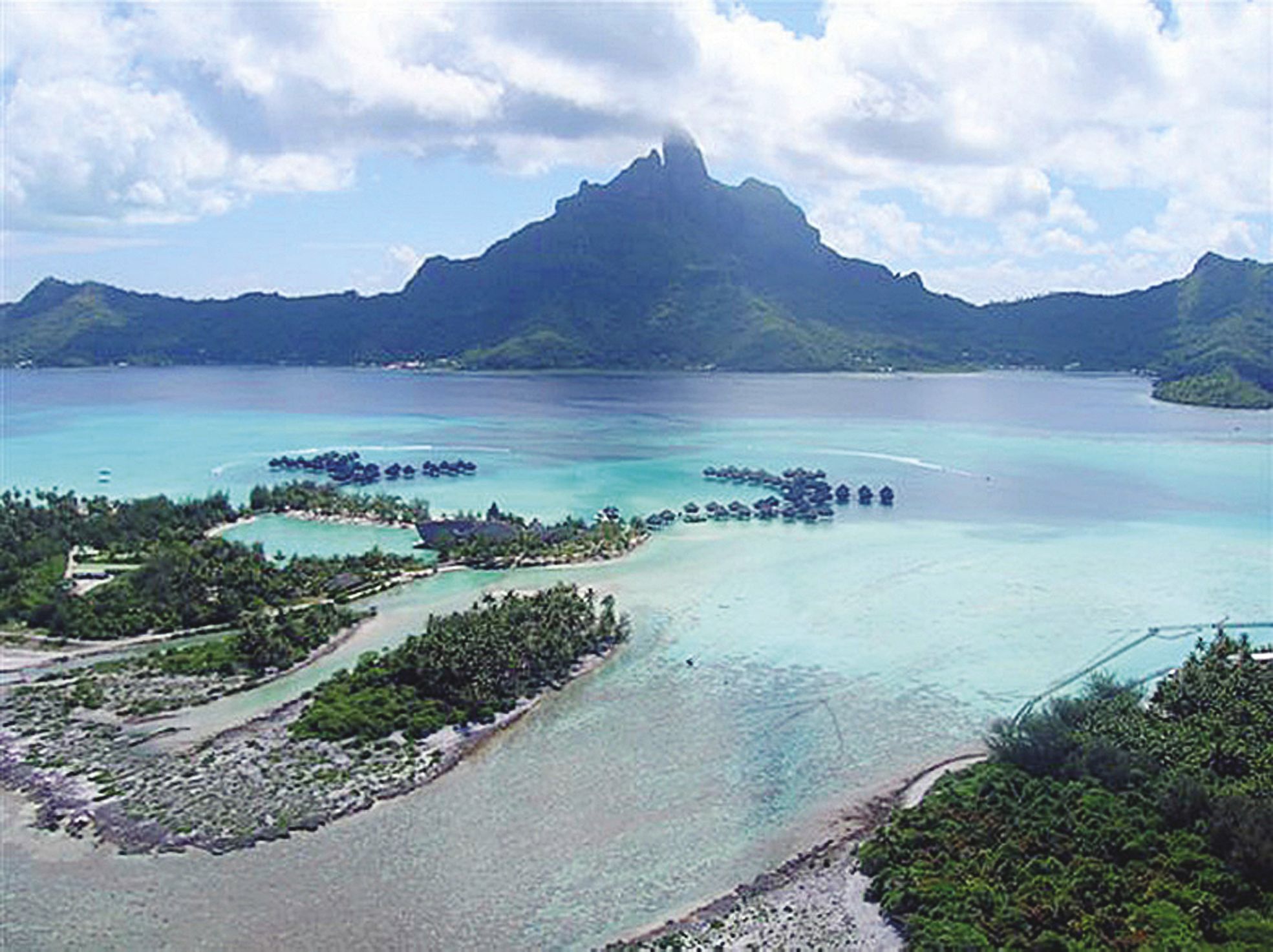 Fleuron touristique de la Polynésie française, Bora Bora s'est doté de sa première station d'épuration en 1993, la seconde en 2005. 3 000 m3 d'eaux usées sont traitées quotidiennement.