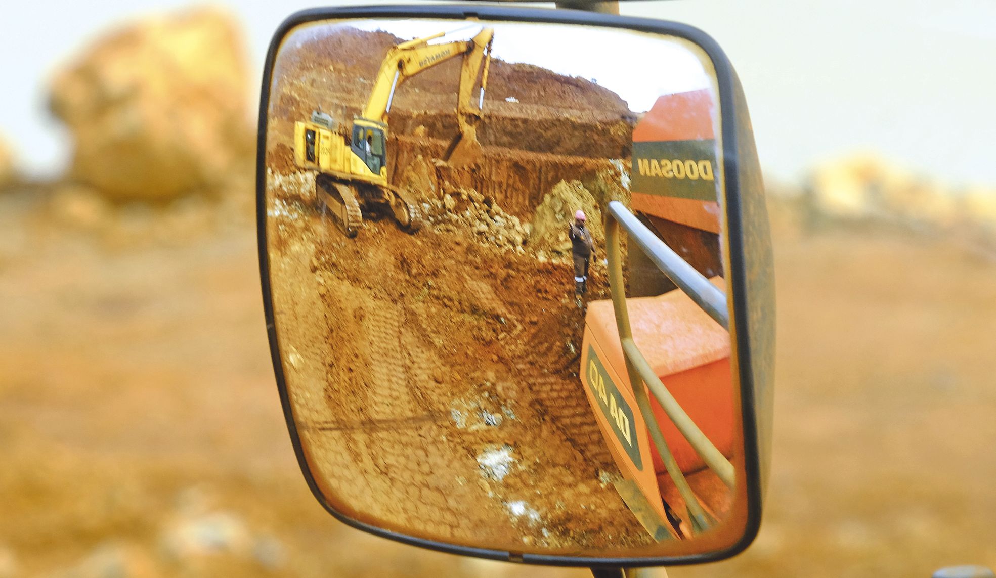 En bord de mer, dans la baie de Nakéty, le groupe Ballande a stocké 10 000 tonnes de latérite, prévues au départ pour Queensland Nickel.