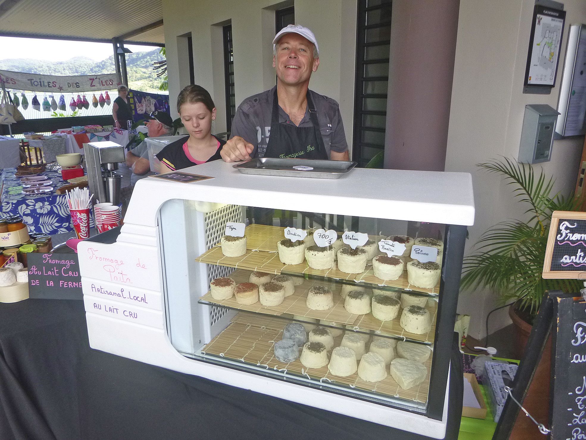 Un nouveau stand a fait son apparition ce mois-ci, proposant du fromage au lait de vache cru.