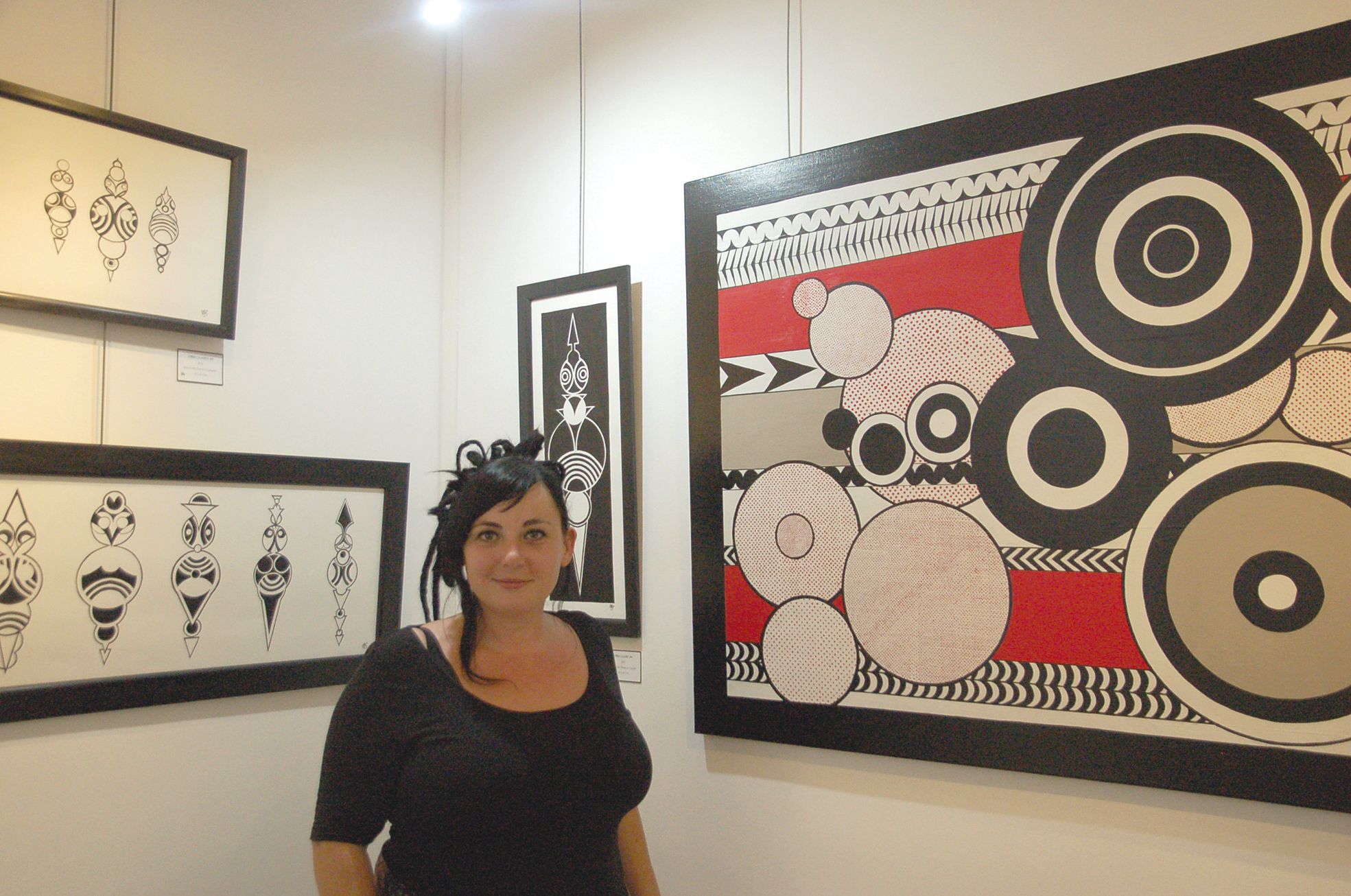 Nouméa, mardi 12 avril. Le soir de son premier vernissage, So prend la pose devant des œuvres de sa série Orbiculaires. Encre ou peinture, et quel que soit le support, l'artiste ne travaille qu'avec des pinceaux.