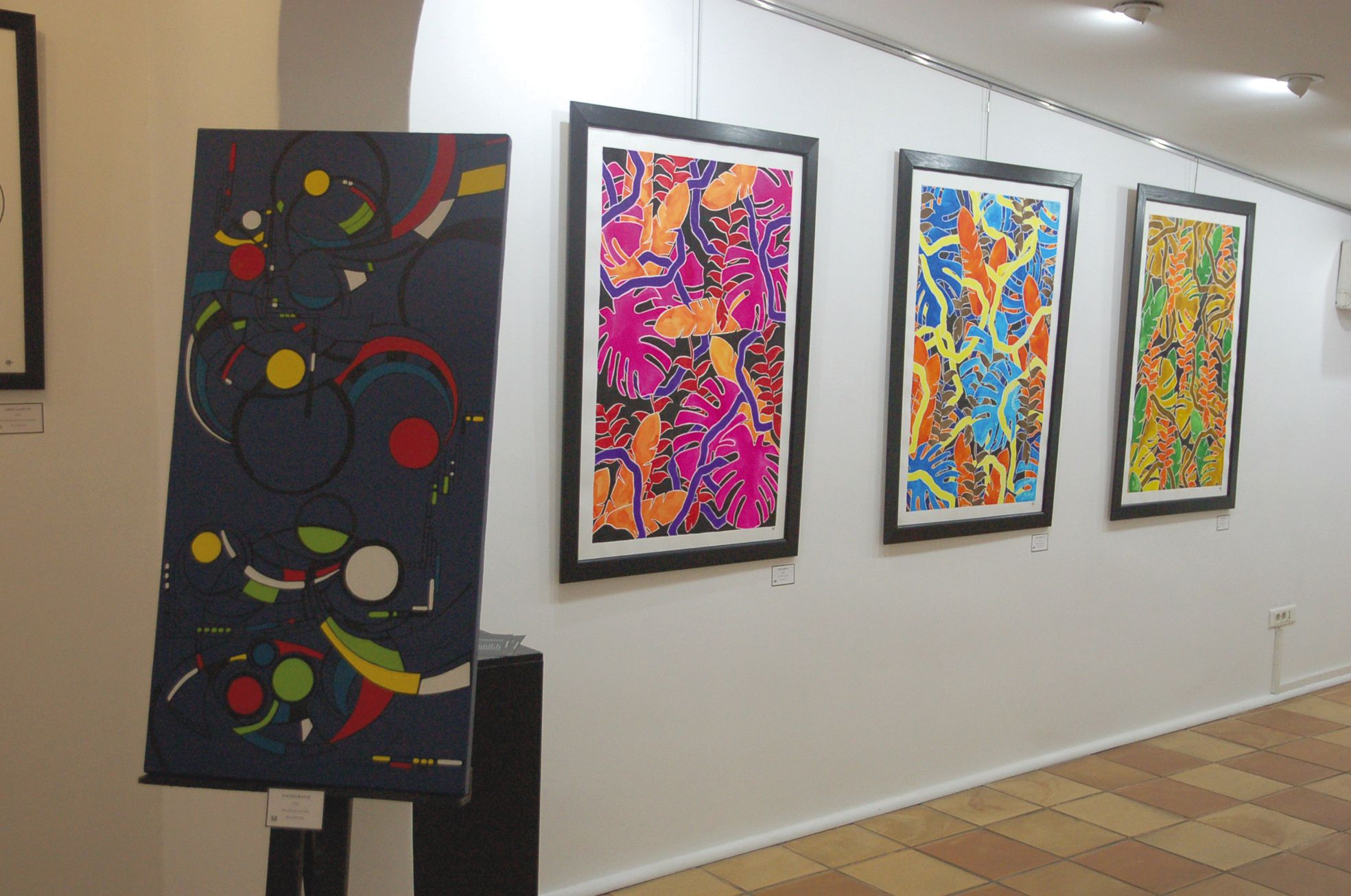 Le foisonnement de la nature calédonienne, mais aussi les paysages des peintres naïfs ont inspiré les feuillages de So.