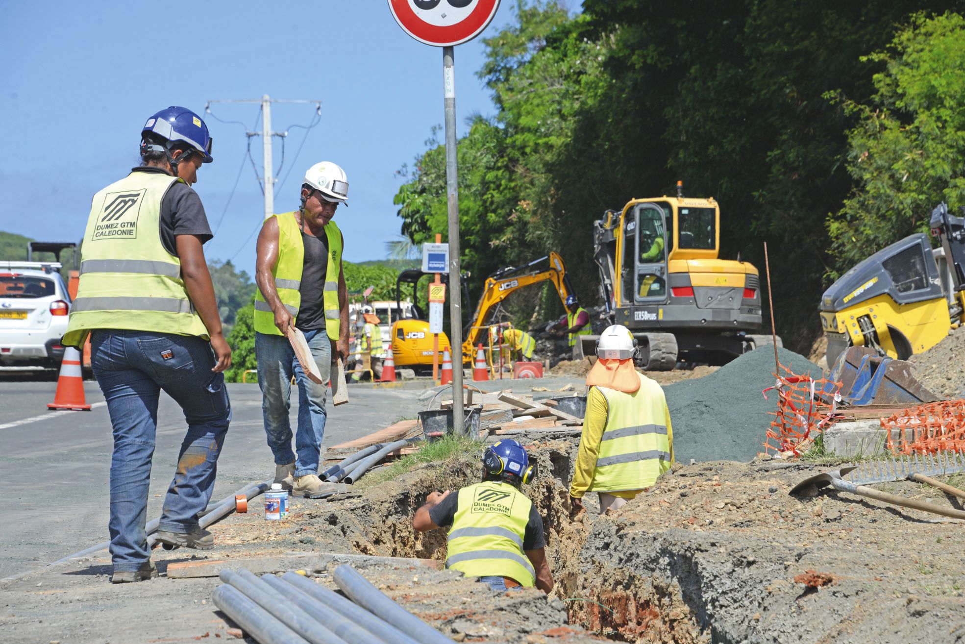Rivière-Salée, le 14 avril. Un chantier anticipé se termine à une entrée du quartier, pour déplacer des réseaux souterrains. A suivre en juin, la réalisation des voies du Néobus.