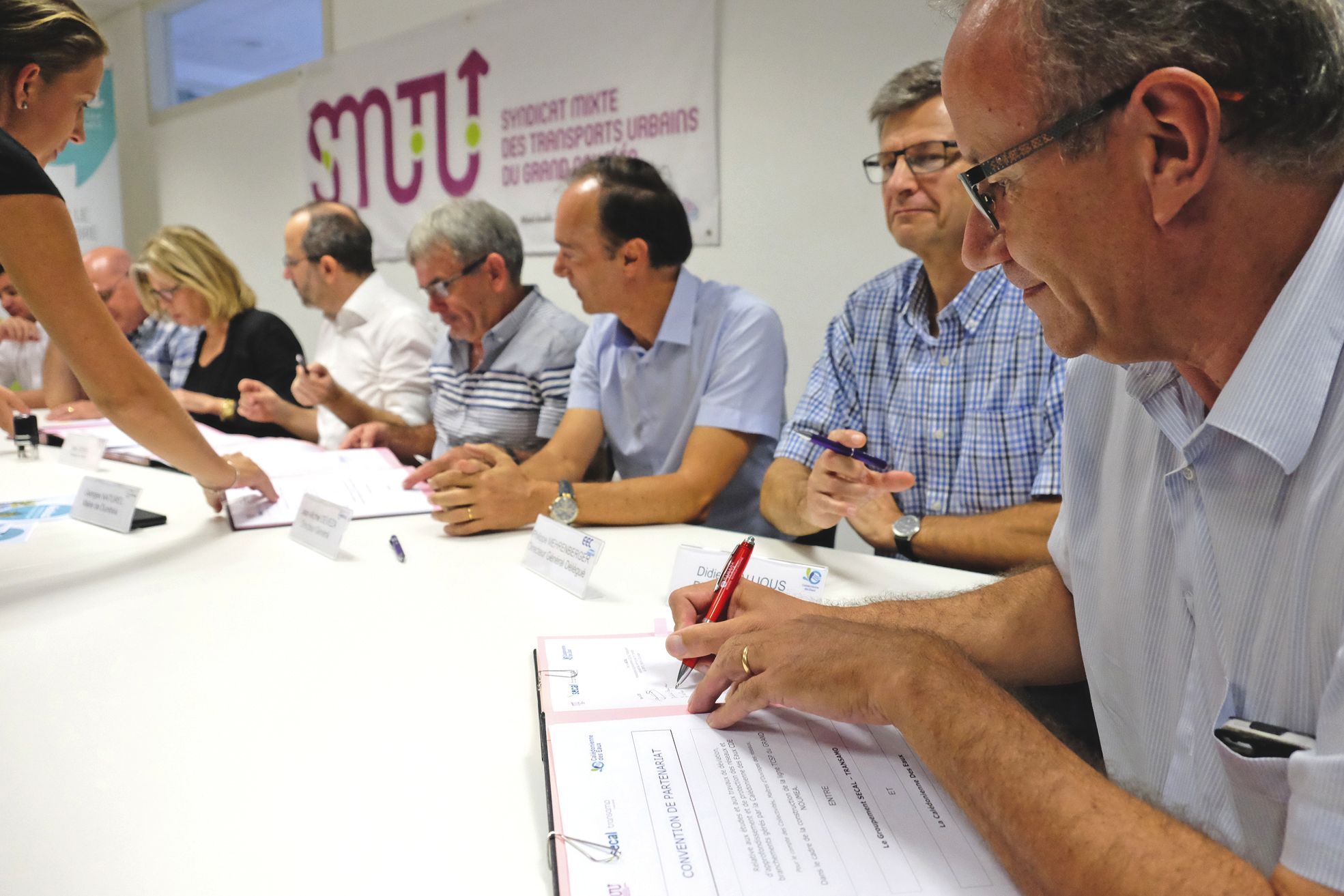 Siège du SMTU à Koutio, le 14 avril. Neuf intervenants passent à la signature des quatre conventions.