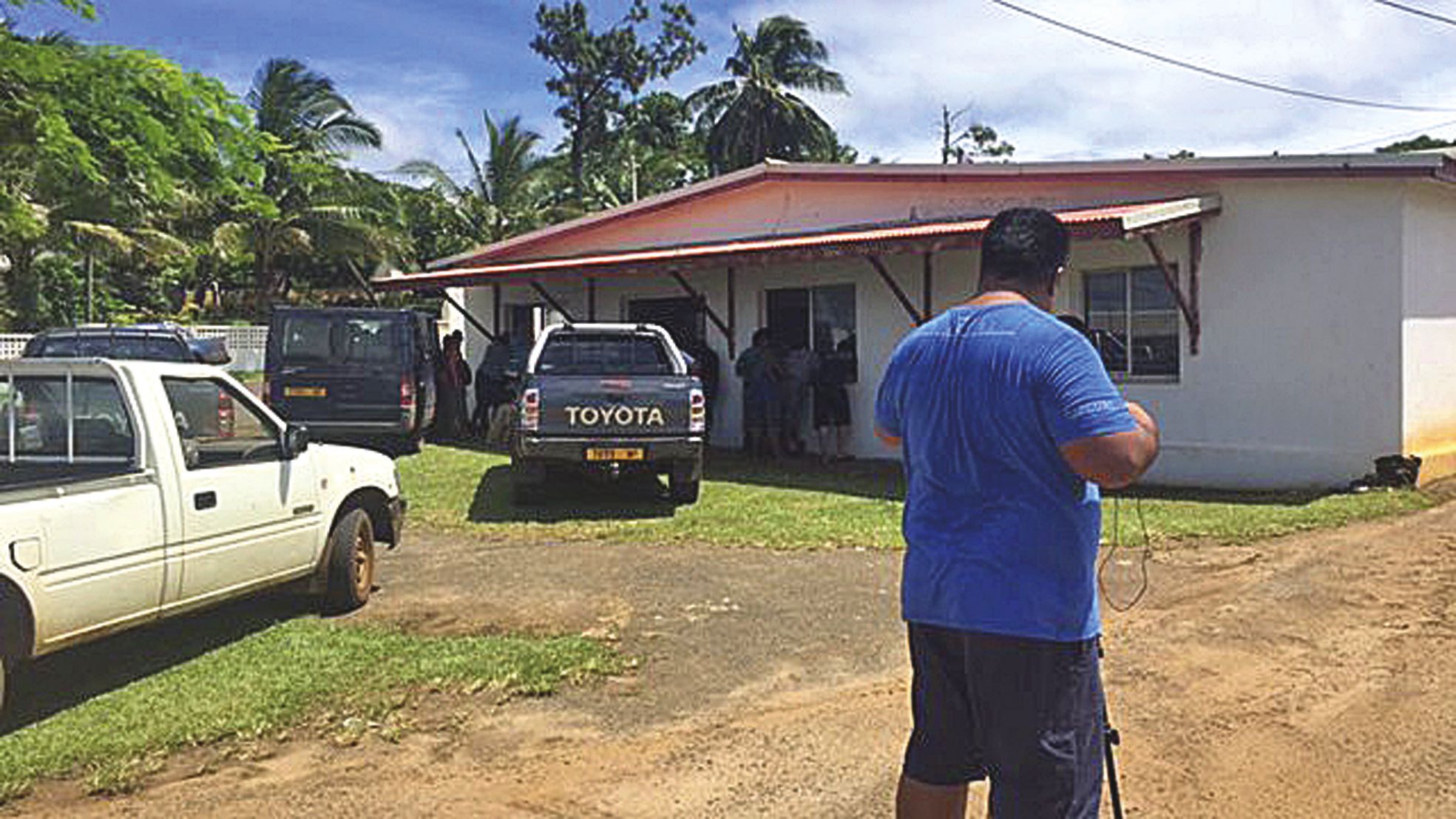 Wallis, milieu de matinée, mercredi 13 avril. Des dizaines de personnes contestentl'intronisation annoncée.