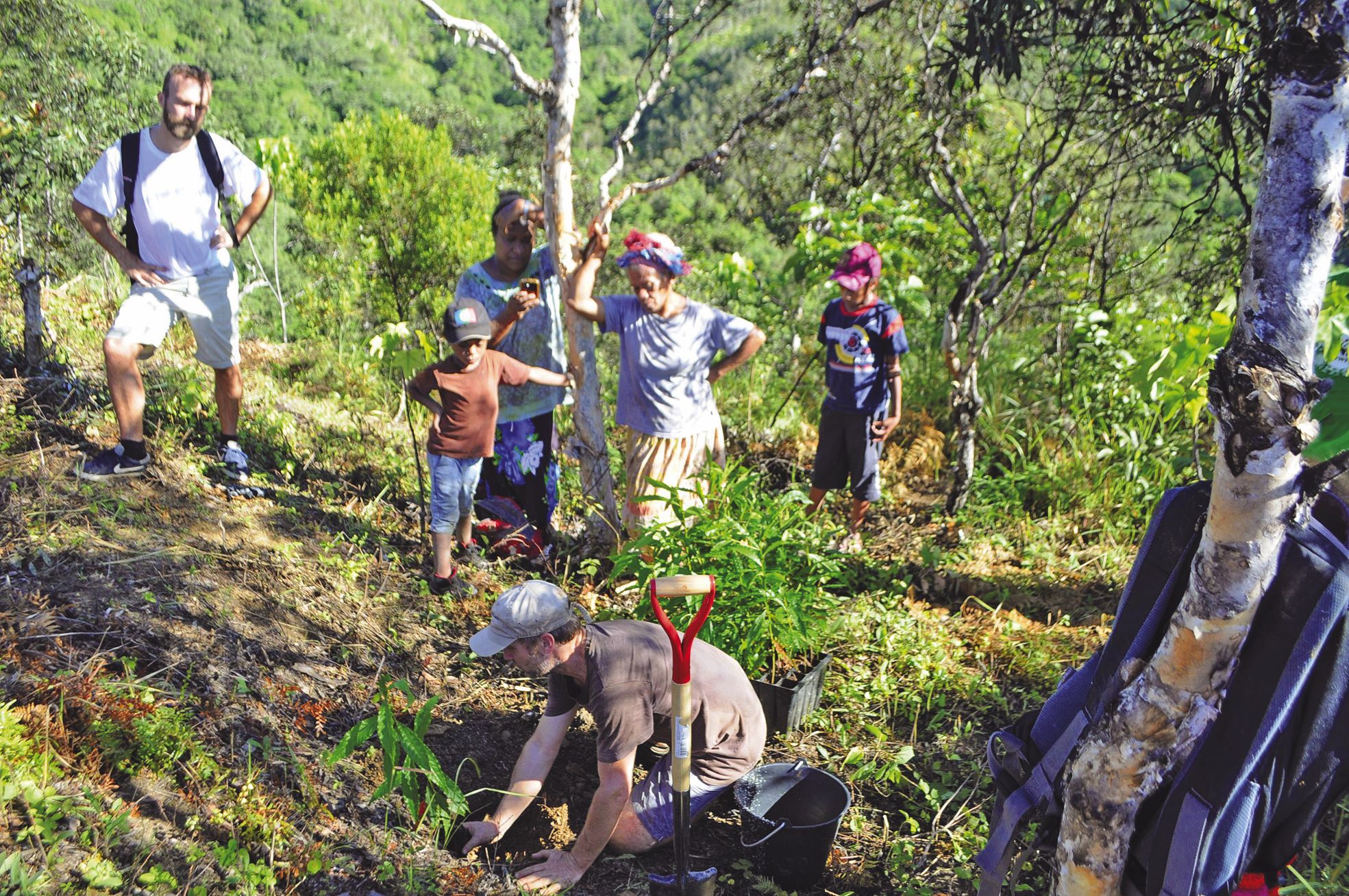 Gohapin, vendredi 15 avril. Volontaires de la tribu et bénévoles de l'association WWF assistent à une démonstration  sur les techniques de plantation.