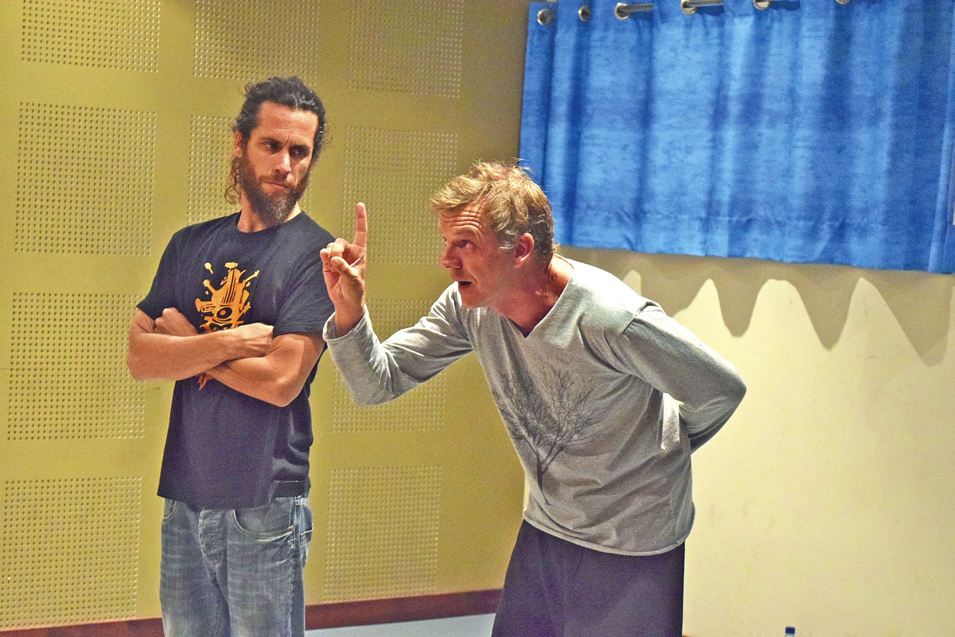 Les conteurs Erwan et Sylvain ont démarré le spectacle et n'ont eu aucun mal à se mettre le public dans la poche.