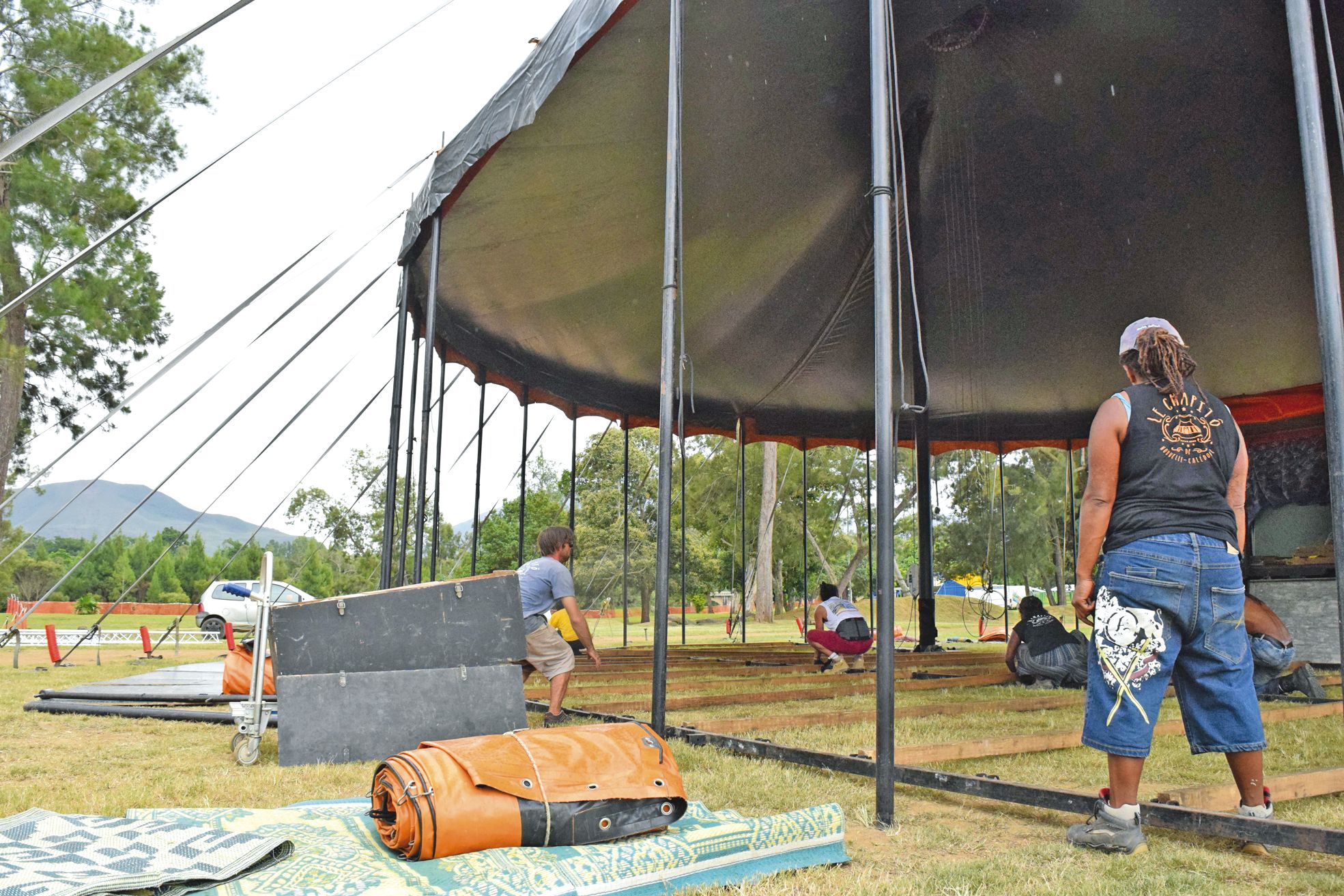 Parc Fayard, lundi 18 avril, les techniciens du Chapitô en pleine activité pour monter la structure culturelle. De l'autre côté du parc, les forains, eux, assemblent leurs manèges.