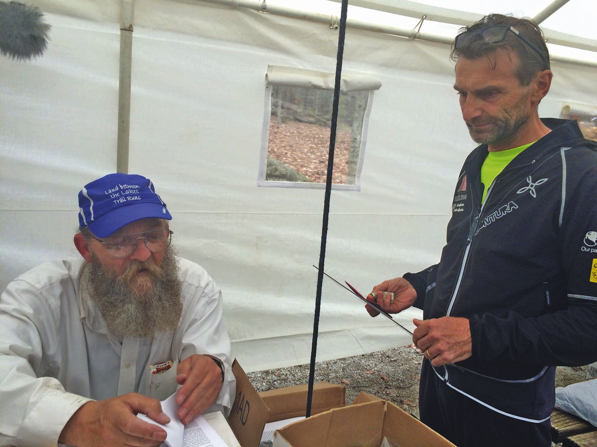 Frozen Head (USA), le 2 avril 2016. Dominique Ecoiffier retire son dossard auprès du légendaire organisateur, Lazarus Lake.