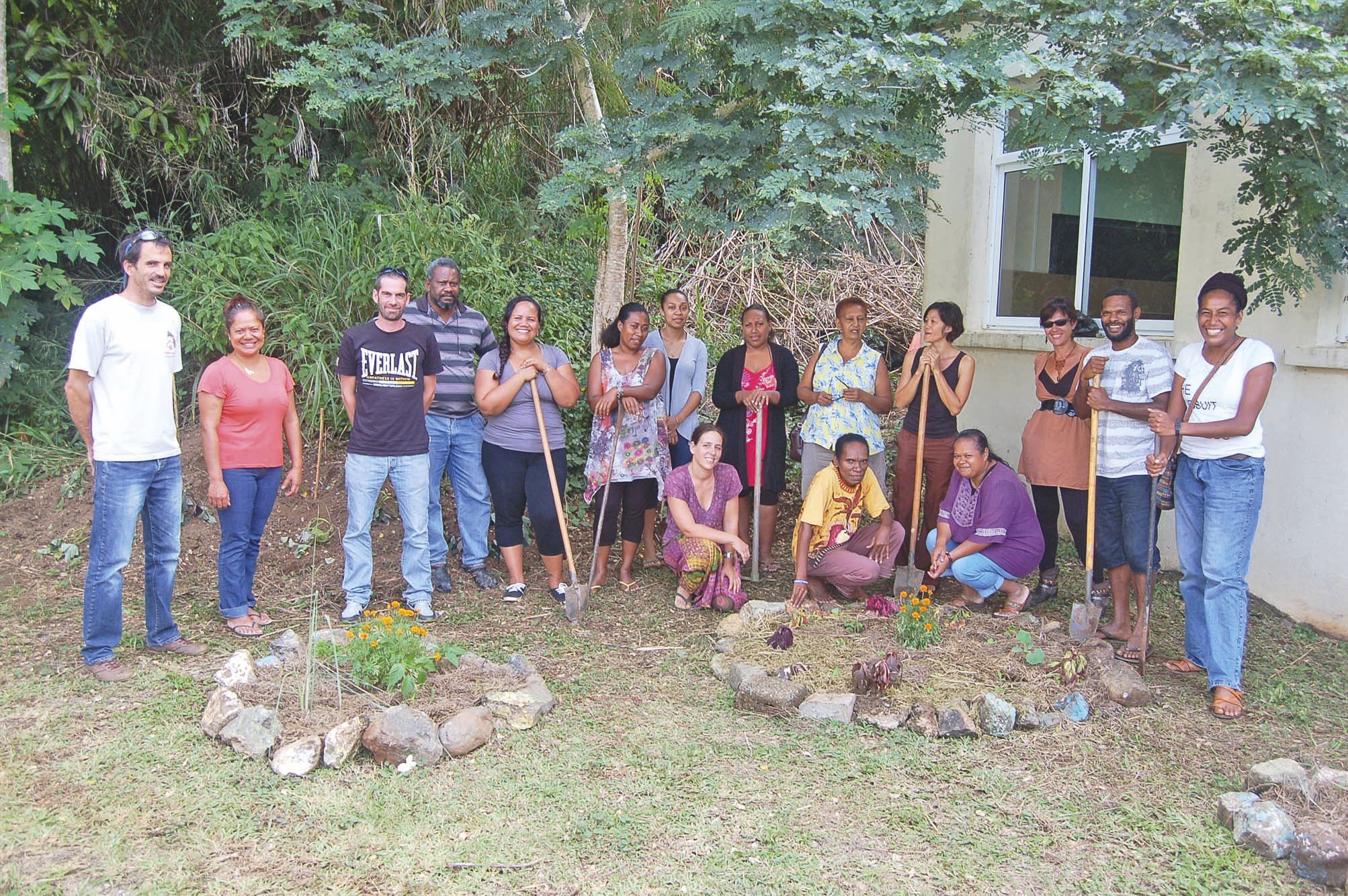 Le groupe d\'enseignants, accompagné de Julien Barrault (à gauche) et de Stéphanie Galinié (troisième sur la droite),  a réalisé de petites jardinières durant le stage.