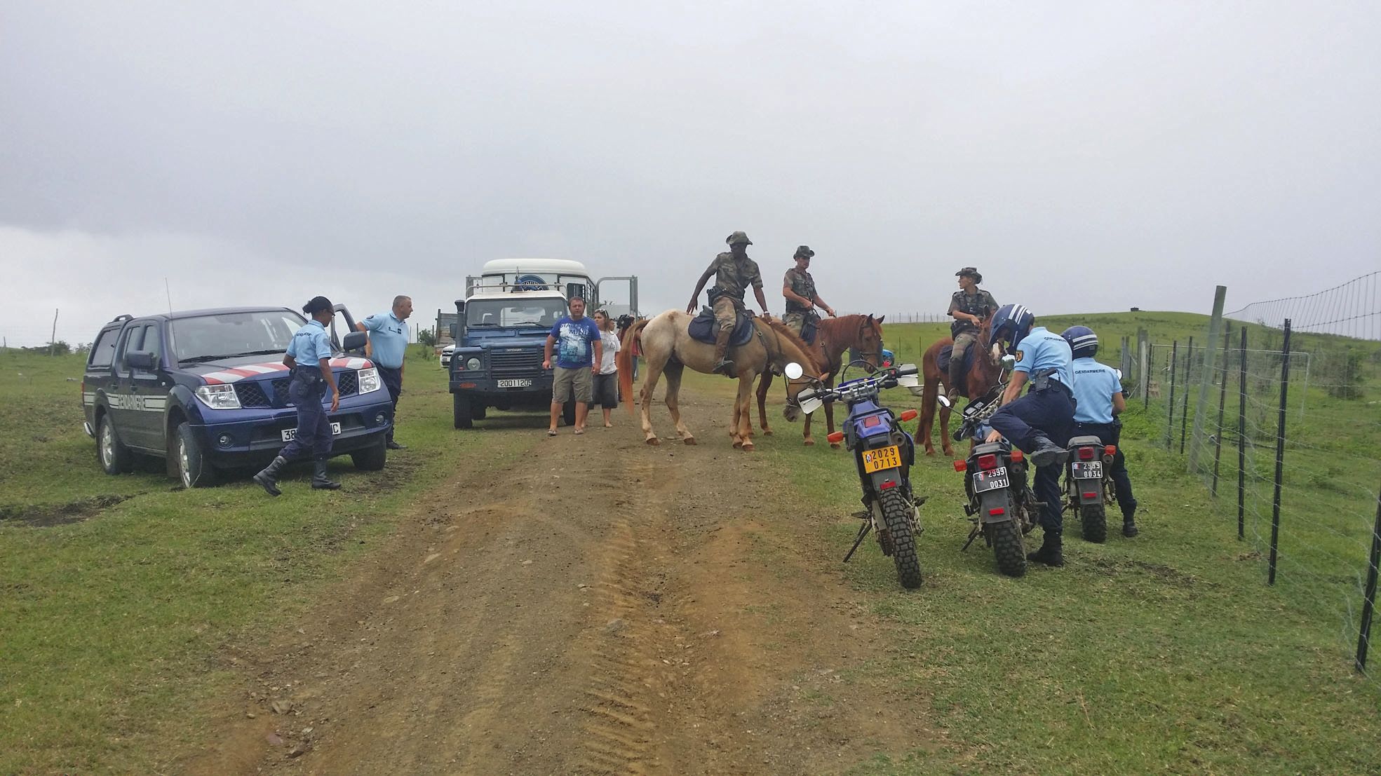 Beaupré, à Poya, mardi 19 avril. Gendarmes à pied, à moto et à cheval ont arpenté les propriétés pour traquer les viandards.