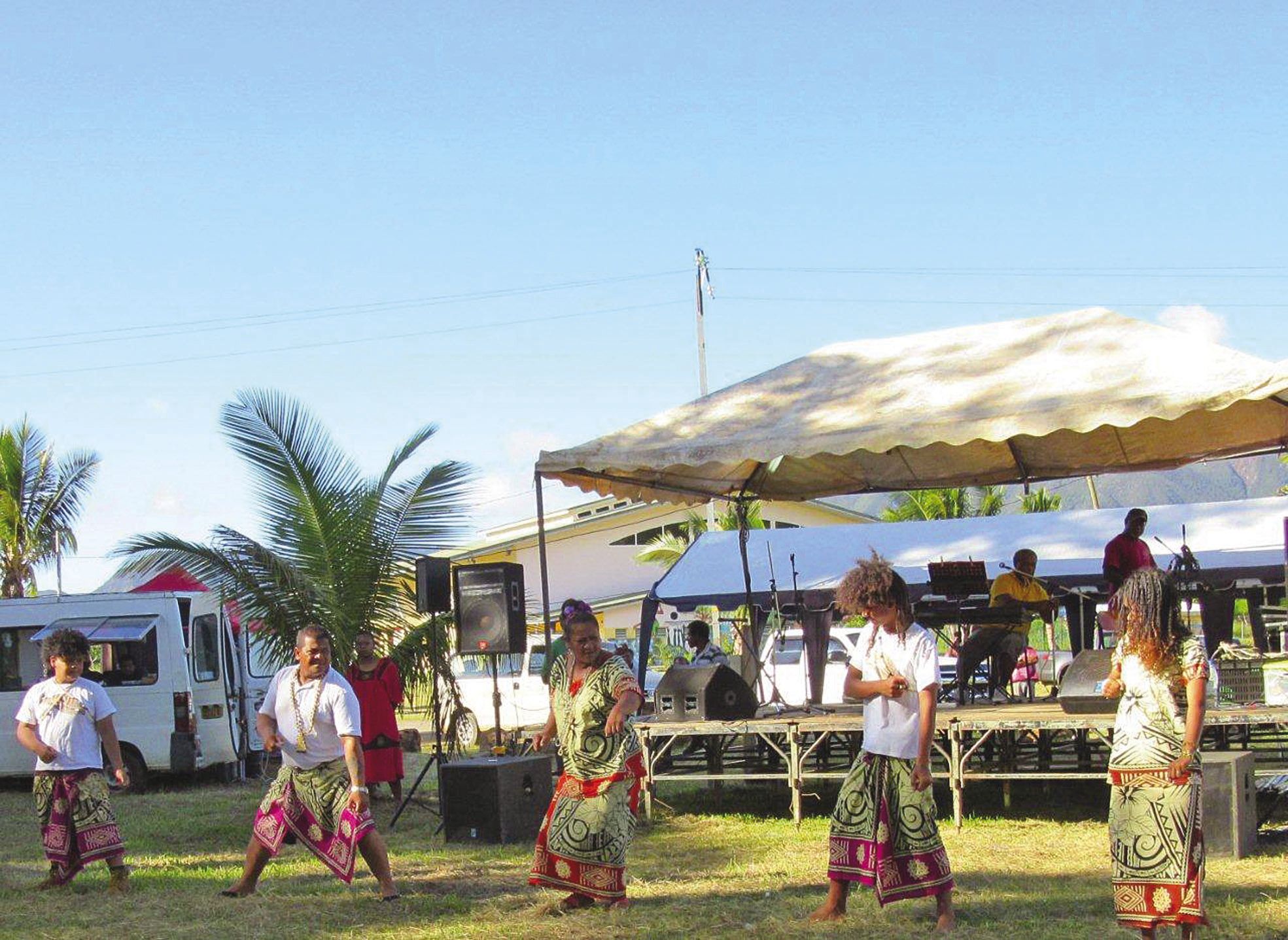 La troupe de Kouaoua a proposé des danses wallisiennes. Plusieurs musiciens locaux ont animé le podium.