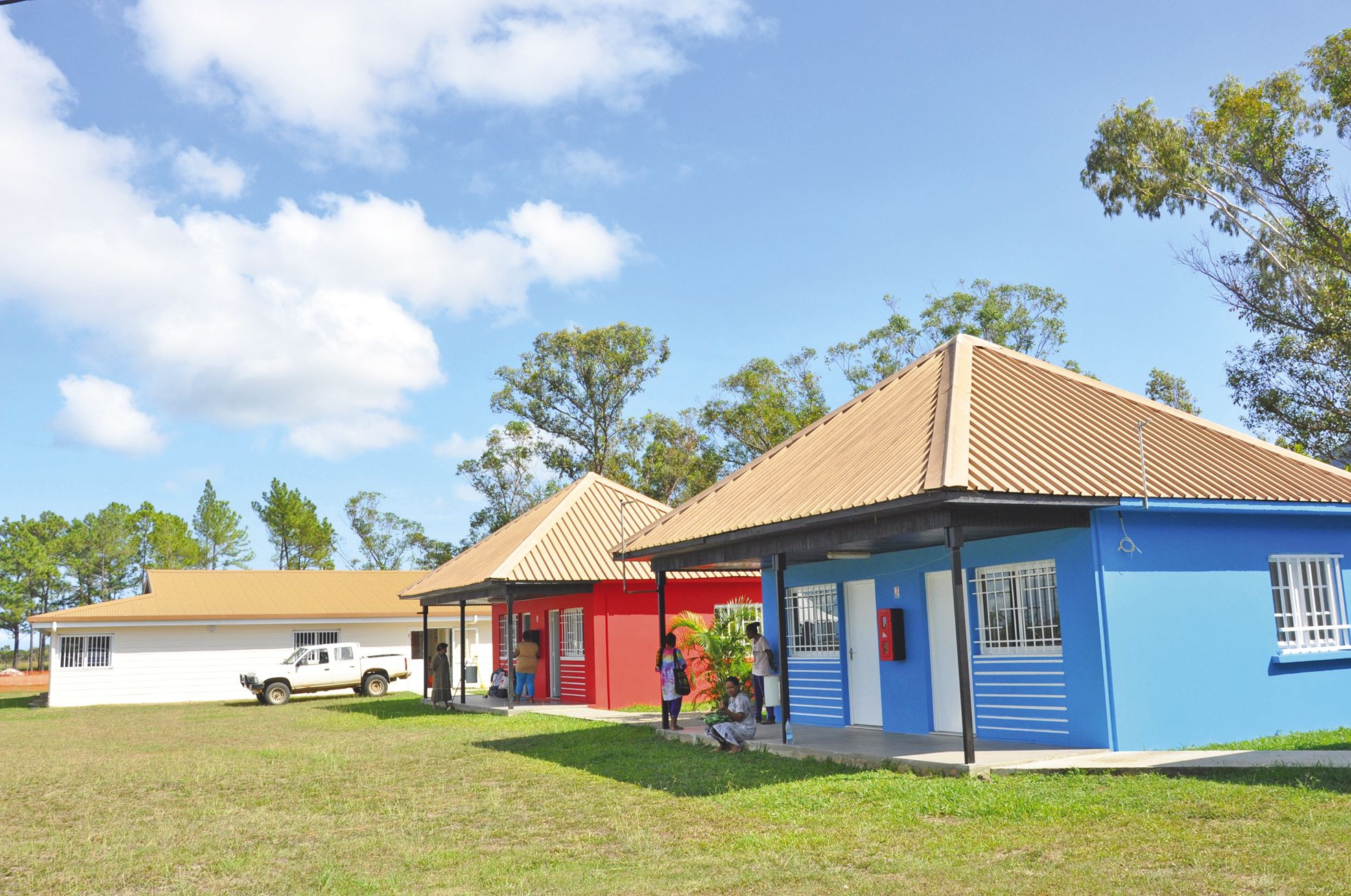 Les travaux de rénovation ont porté sur les quatre bungalows, le bâtiment central, le bloc sanitaire et les containers.