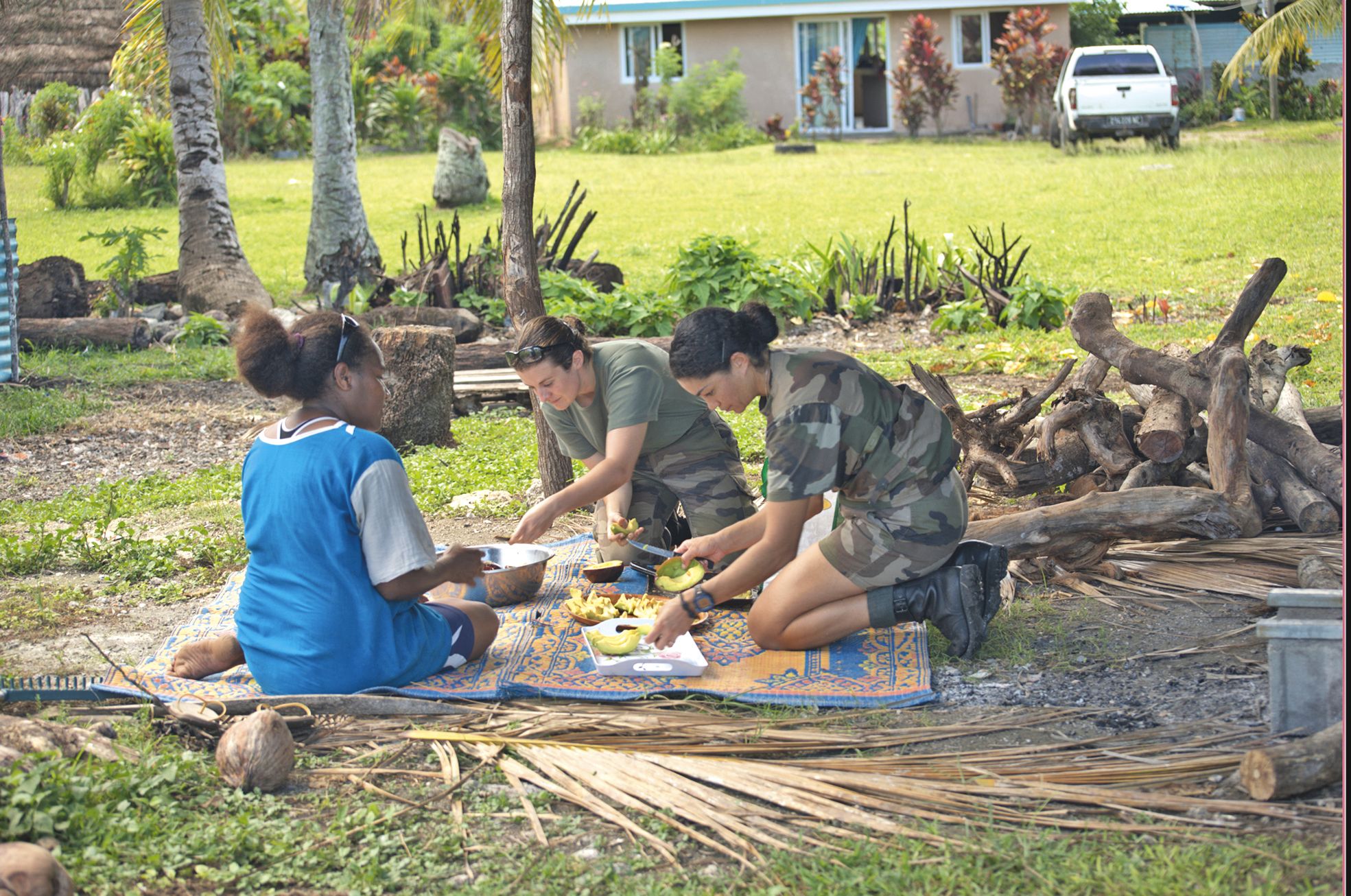 Les militaires ont appris à faire la cuisine avec la tribu et ont partagé ses repas.