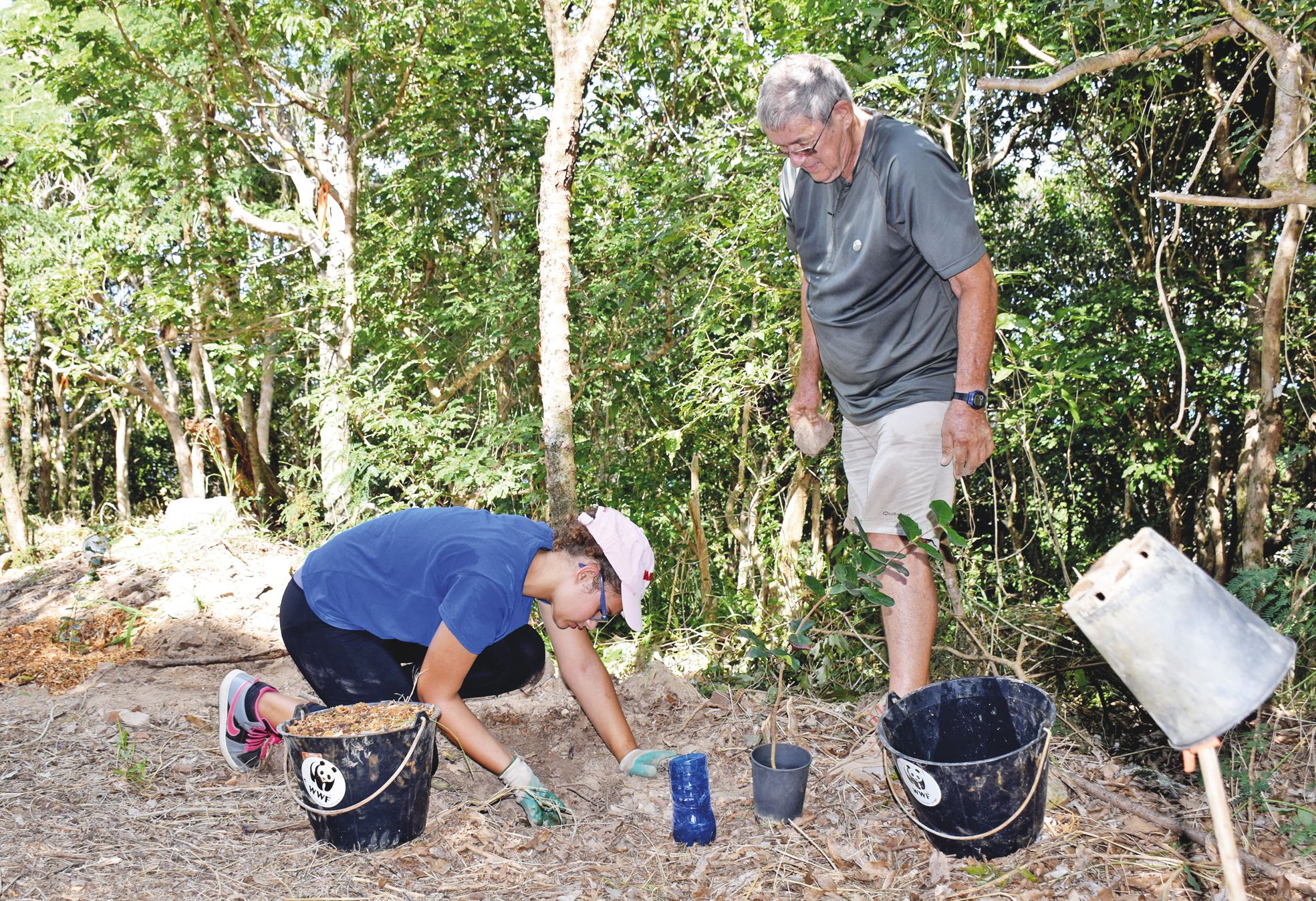 Ouen Toro, le 26 avril. Cyrielle et son grand-père Jo préparent ensemble la mise en terre d'un plant de forêt sèche.  Les collégiens sont également encadrés par leur coordonnatrice, une auxiliaire de vie et plusieurs bénévoles du WWF.