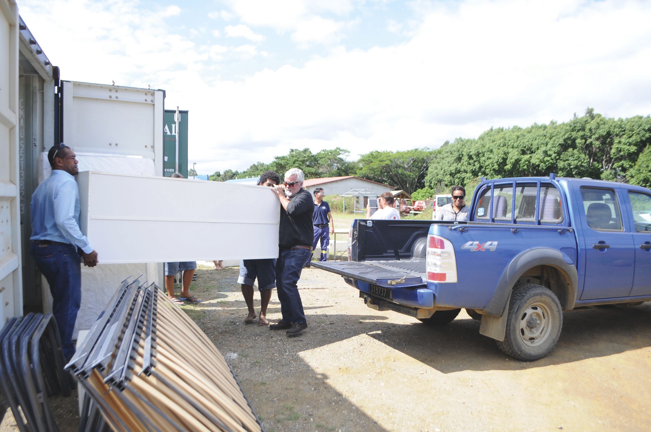Mercredi 27 avril, à Koné. Le directeur des affaires externes de KNS, Alcide Ponga, et  le directeur régional outre-mer de la Croix-Rouge, Frédéric Pichonnat, ont mis la main à la pâte.