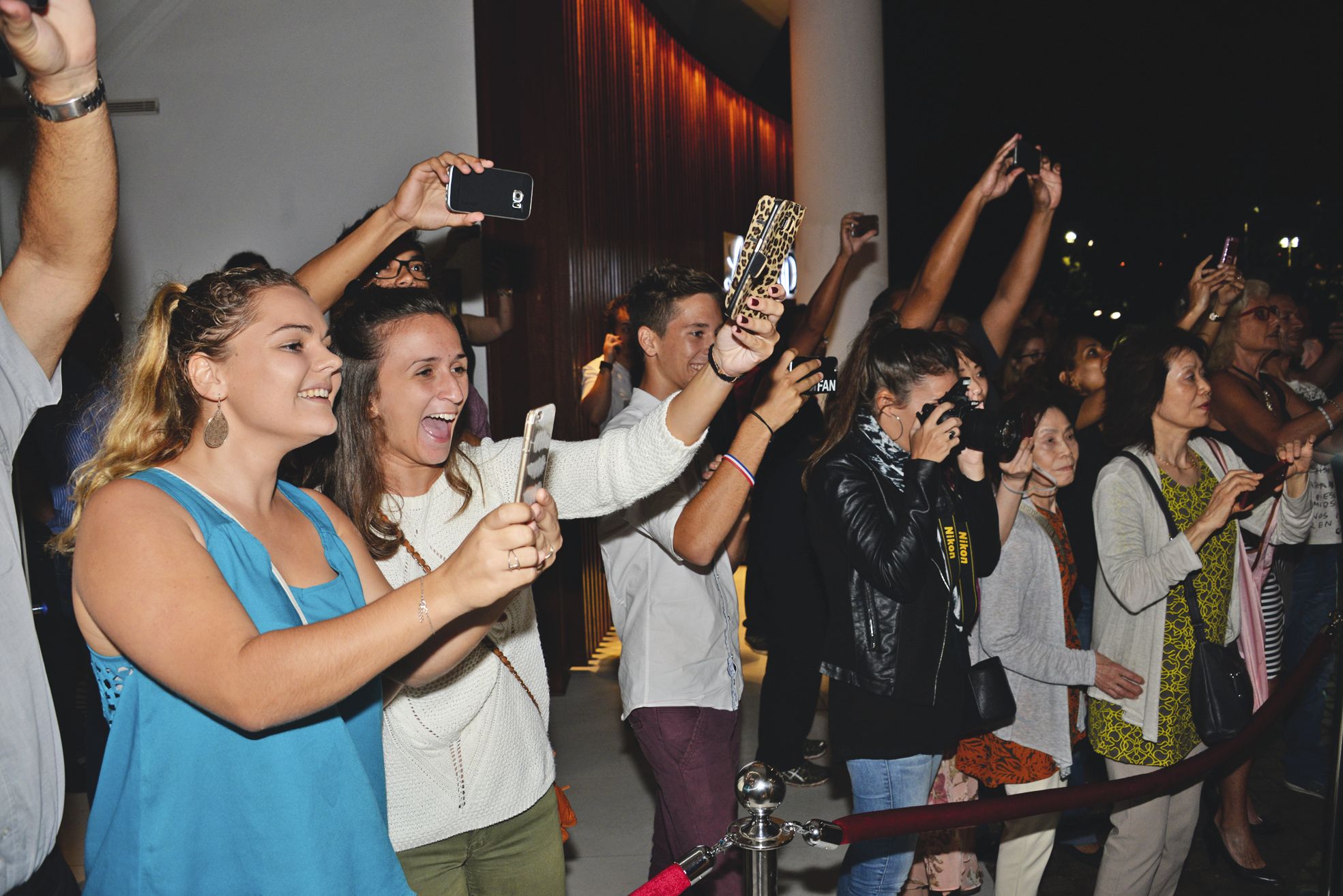 Après lui avoir souhaité la bienvenue à l'aéroport de La Tontouta, les quelque deux cents bikers ont suivi leur idole jusqu'au Méridien. Ils se sont ensuite retrouvés  sur la Baie-des-Citrons pour assister au concert du groupe Les trois petits cochons qui