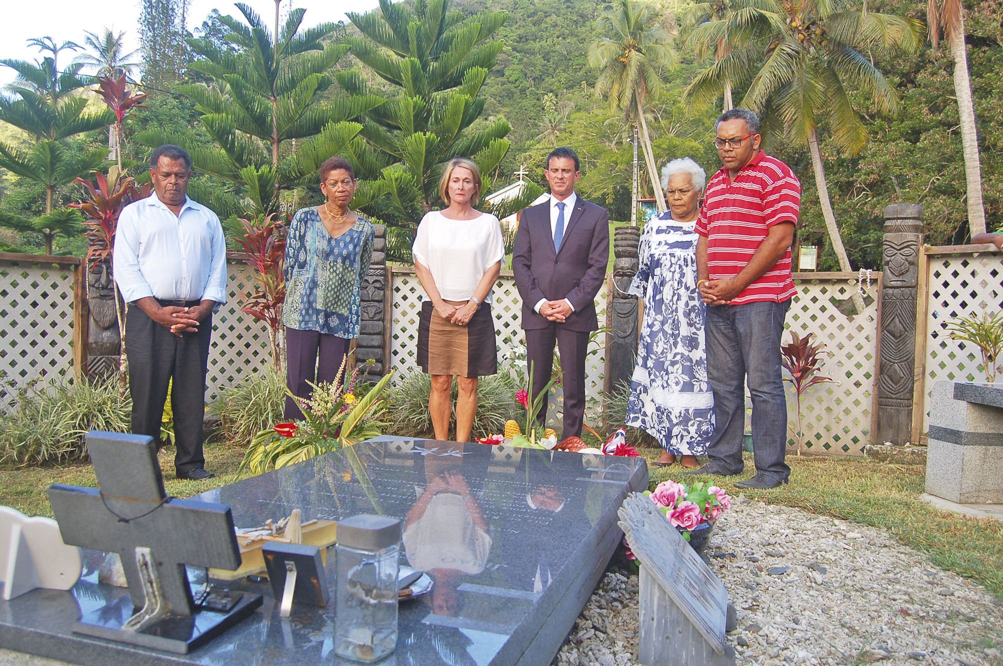 Tiendanite, samedi 30 avril. Daniel Goa, George Pau-Langevin, Isabelle Lafleur, Manuel Valls, Marie-Claude Tjibaou et Emmanuel Tjibaou  (de gauche à droite) se recueillent sur la tombe de Jean-Marie Tjibaou.