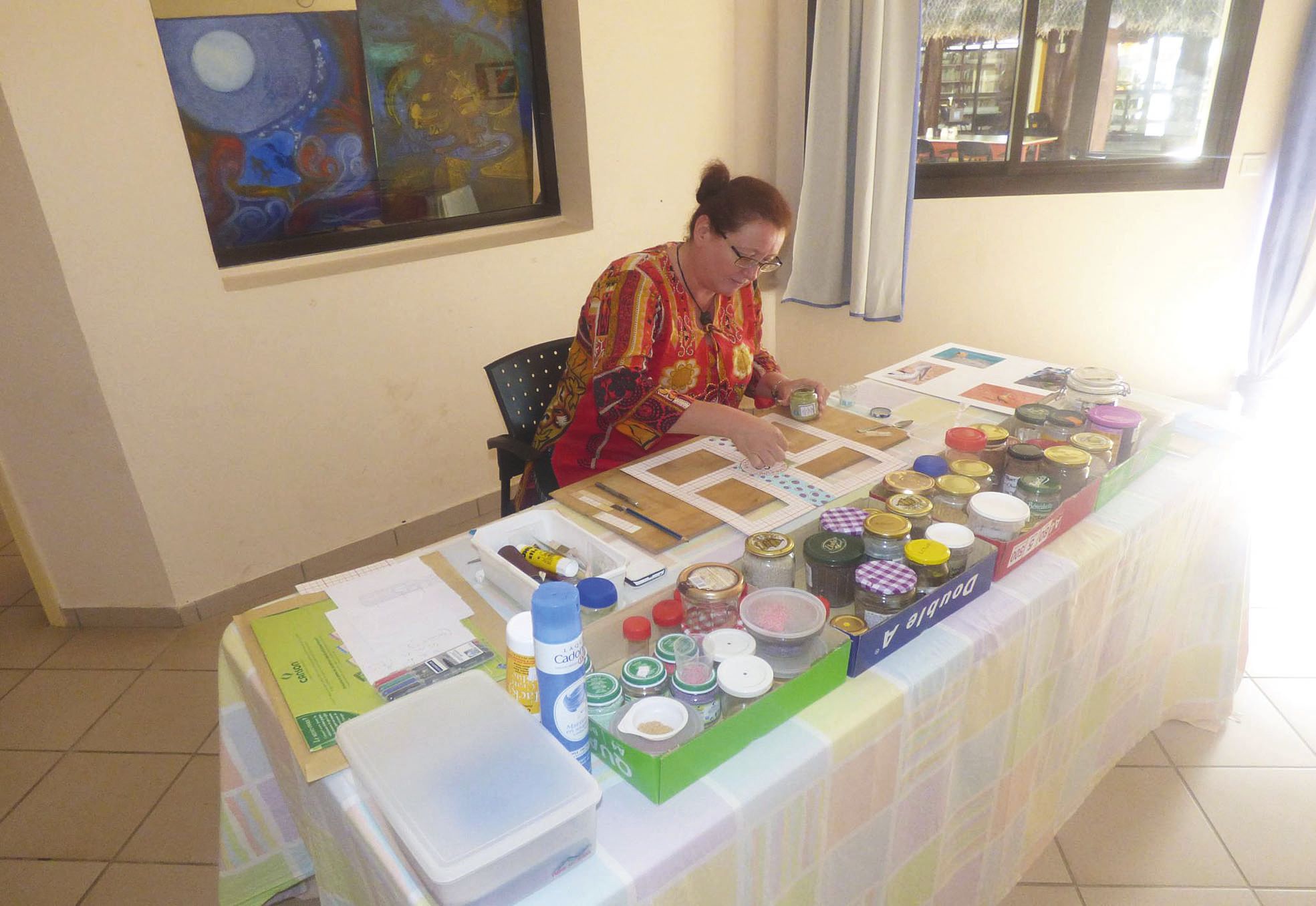 L\'artiste autodidacte Elisabeth Caron a souhaité partager sa passion débordante pour  le sable et la photographie.