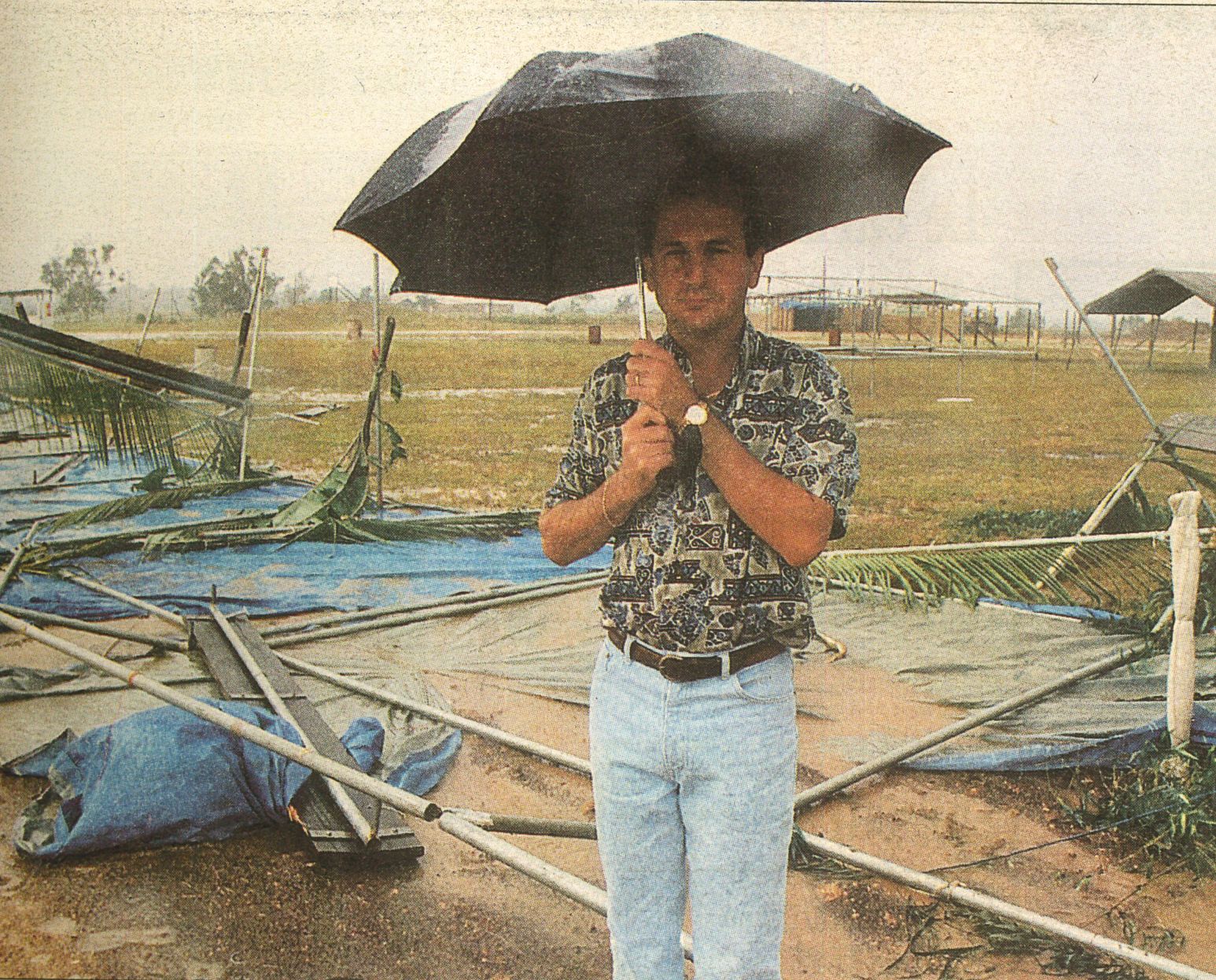 Boulouparis, le 1er septembre 1996. Le jeune maire Alain Lazare constate les dégâts avant d'annuler la première fête.