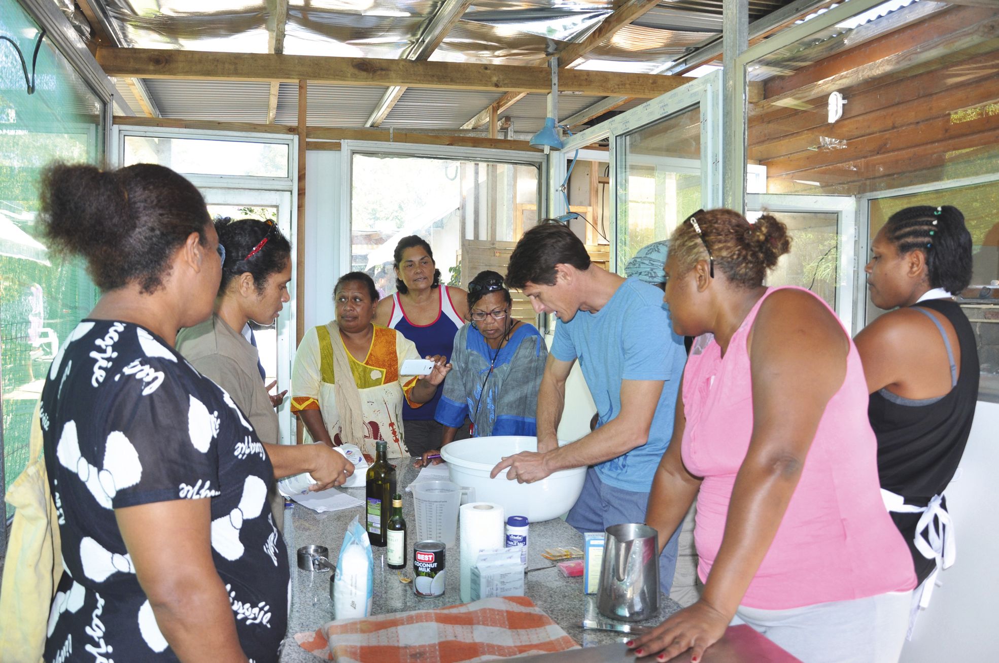 Koumac, mardi 10 mai. Ici, les stagiaires apprennent, sous la houlette de leur formateur, Gabriel Levionnois, à faire des fougasses et des pancakes, avant de préparer une recette avec des produits de leur environnement domestique.