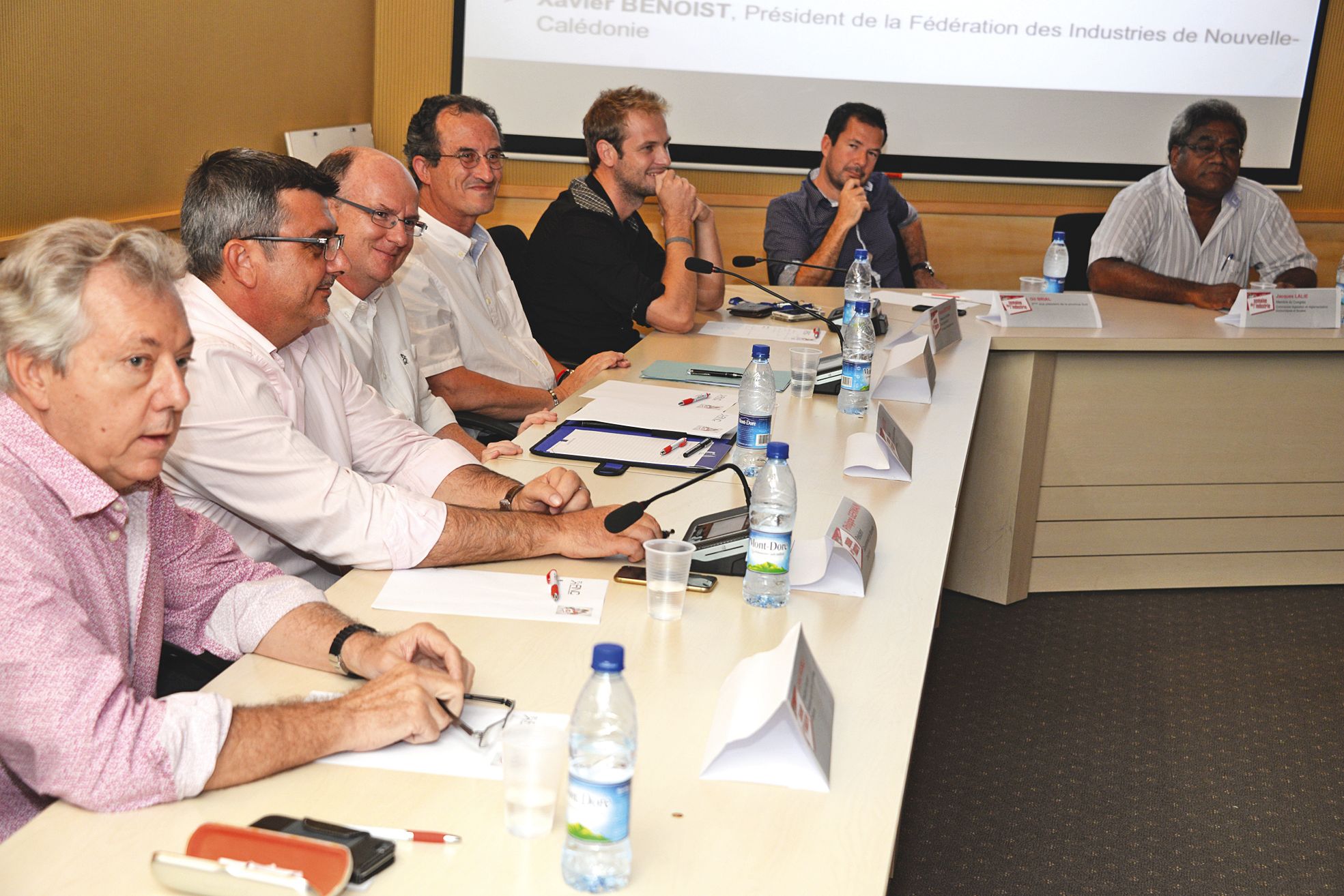 Carold Vassilev (FINC) Philippe Germain (gouvernement) Xavier Benoist (Finc) Bernard Deladrière (gouvernement), Nicolas Metzdorf et Gil Brial (province Sud) et Jacques Lalié (UC-FLNKS) ont échangé avec une cinquantaine d\'entrepreneurs.