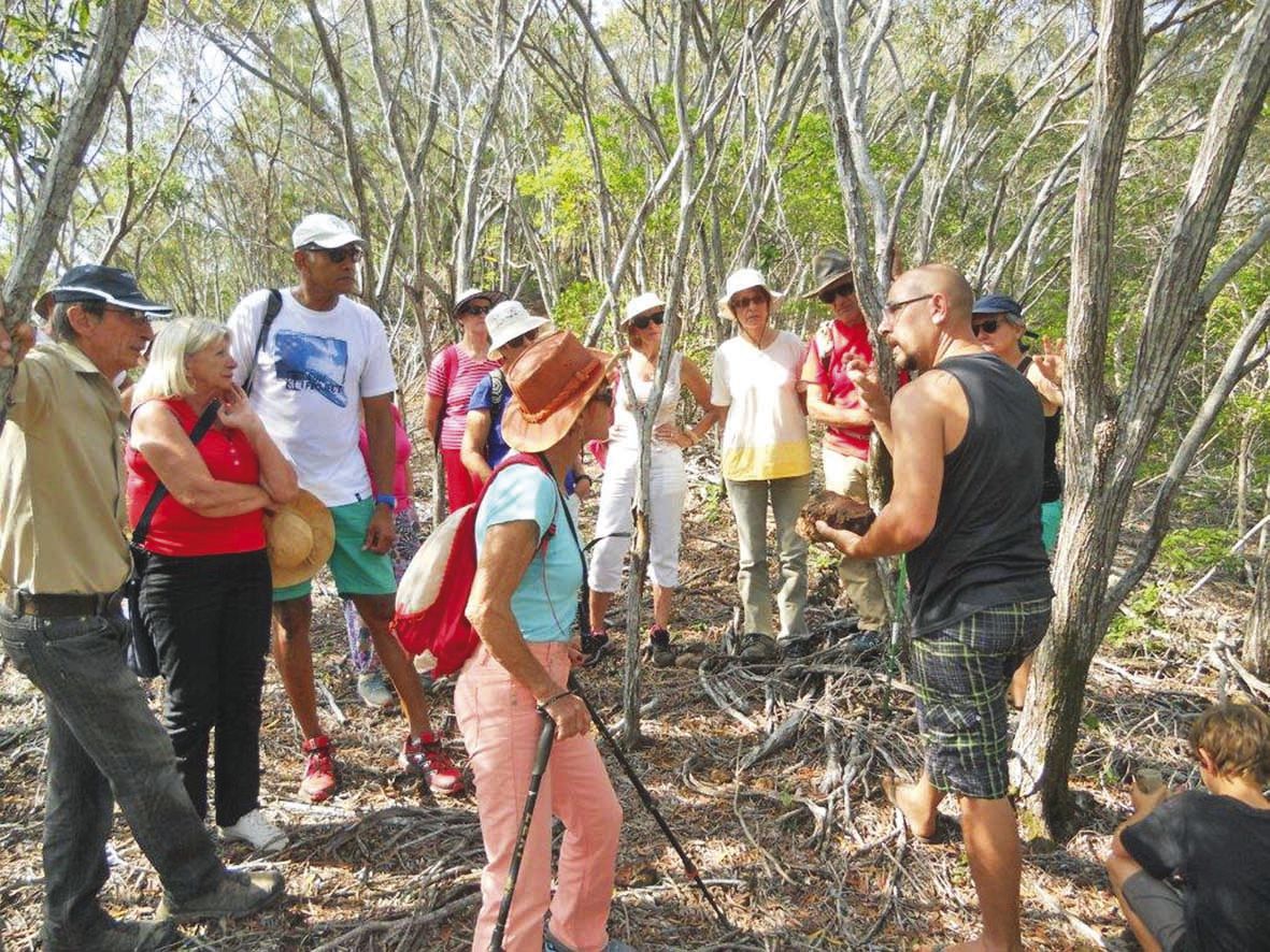 Haute-Pocquereux, samedi 14 mai. Steeve O'Callaghan (à droite), le propriétaire des lieux, présente des pierres ayant servi à la construction des murets pour réaliser les logements des mineurs.