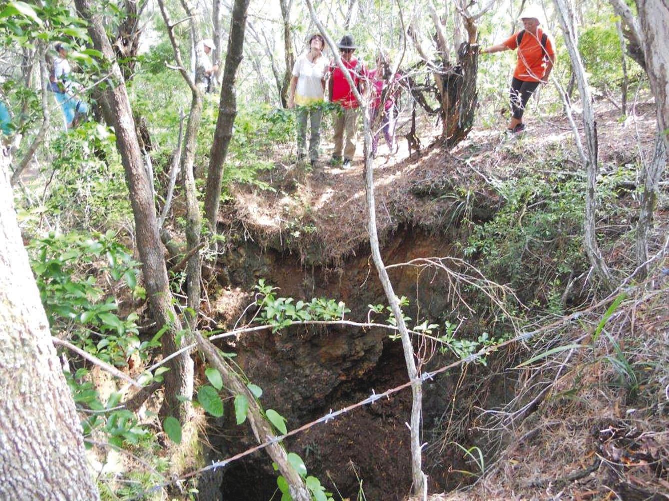 Visite d'un puits, d'une profondeur de deux mètres environ. D'autres font une vingtaine de mètres de profondeur.