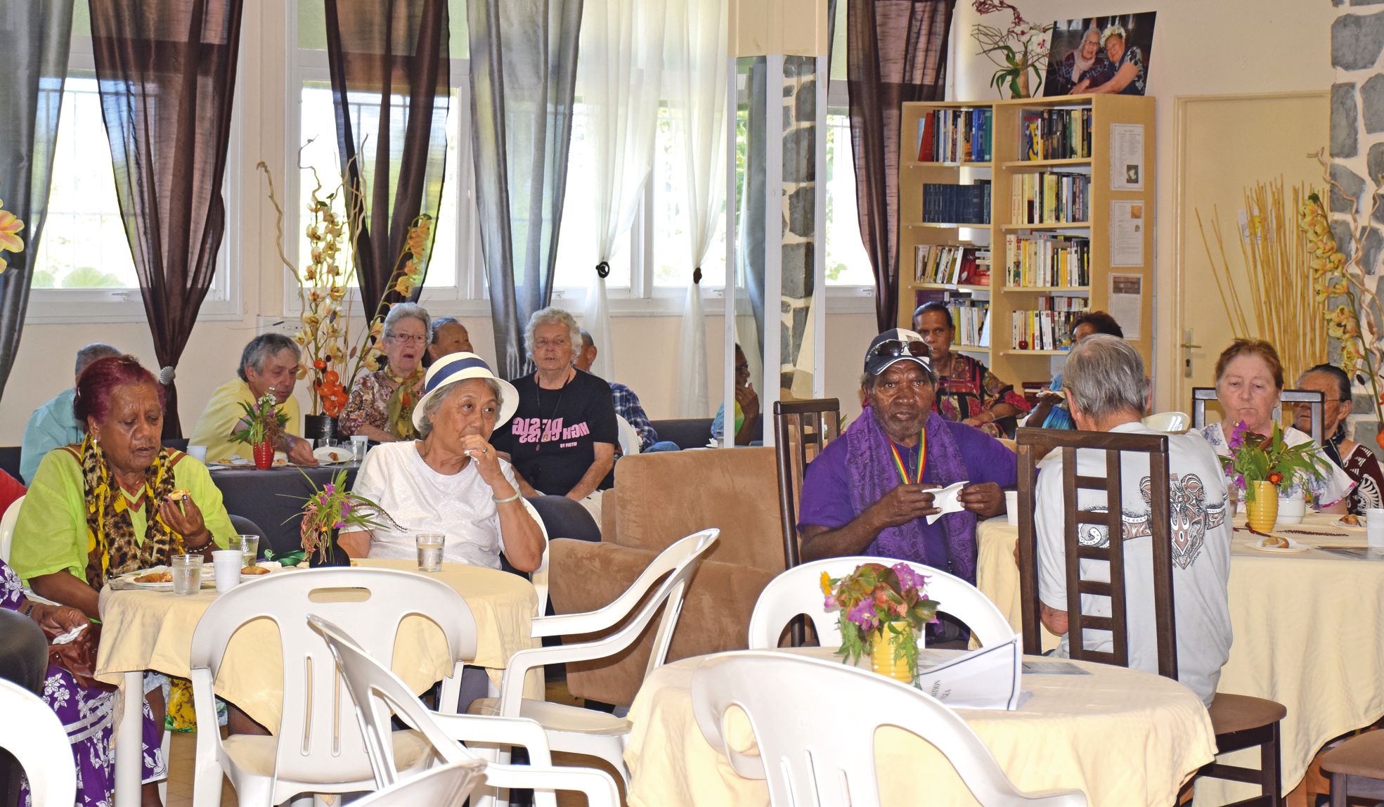 N'géa, le vendredi 13 mai. Attablées dans leur foyer, une quarantaine de personnes âgées ont écouté la parole  des différents partenaires, qui venaient inaugurer une tranche de logements réhabilités.