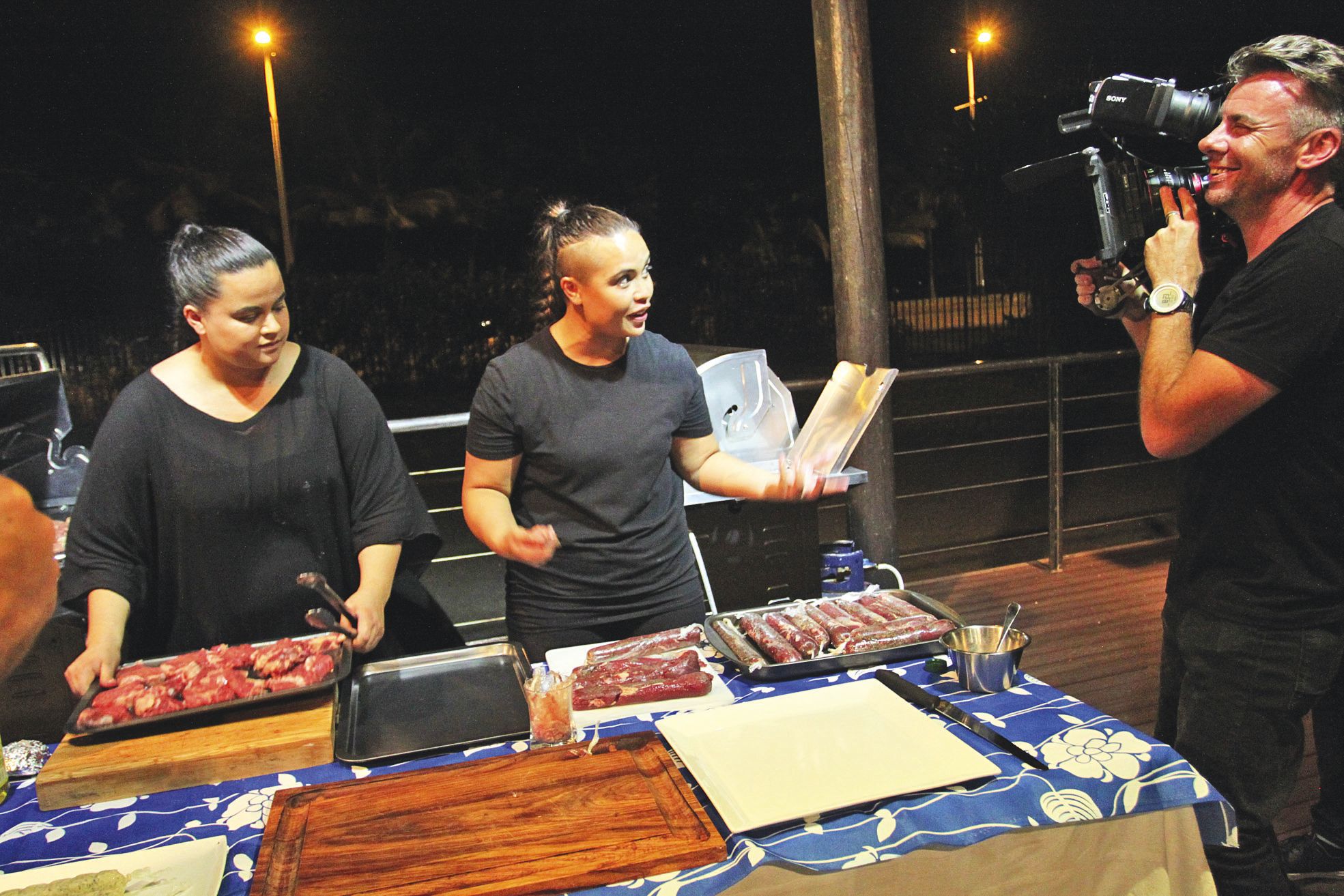 Vendredi 13 mai, 18 heures. Ce soir, Kasey et Karena cuisinent pour leur émission mais surtout pour les cinquante convives de la soirée que donne le consul néo-zélandais, à la CPS.