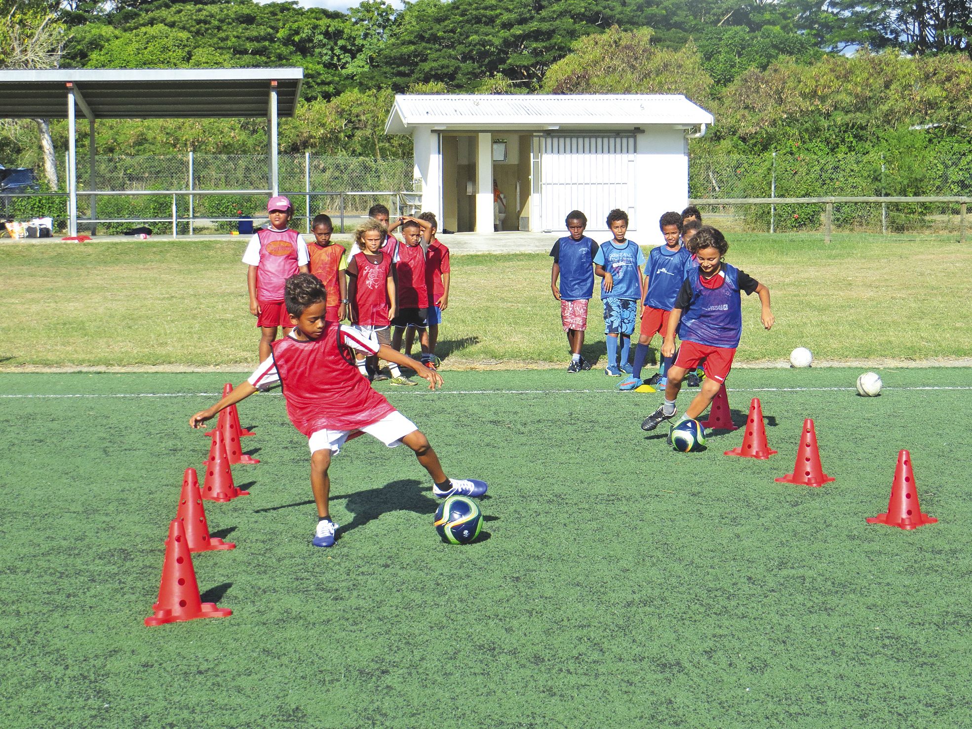 Koné, mercredi 18 mai. Les jeunes footballeurs de la catégorie des 9-10 ans devaient slalomer ballon au pied, sans confondre vitesse et précipitation.