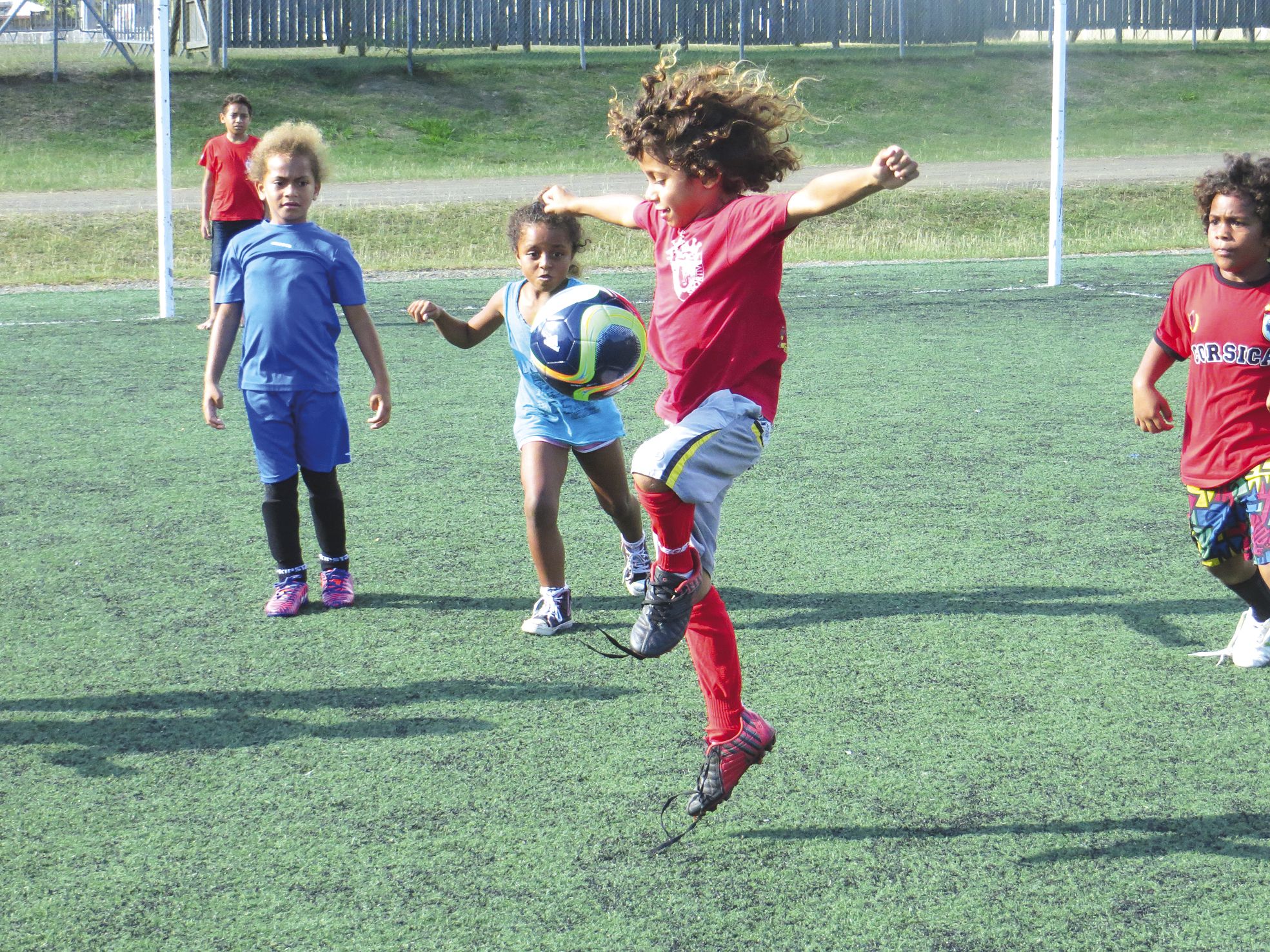 Les jeunes footballeurs de la catégorie des 6-8 ans se  donnent déjà à fond pour récupérer le ballon.