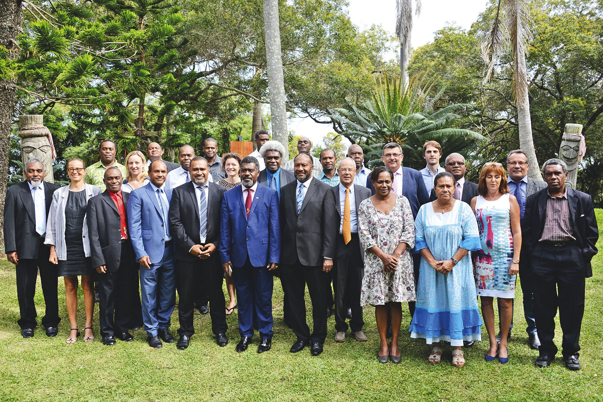 À l'issue des discussions d'hier, la délégation du Vanuatu, l'ambassadeur de France et les membres du gouvernement se sont  regroupés pour une photo. « La francophonie est un atout qu'il faut valoriser » note le Premier ministre Charlot Salwaï (en médaill