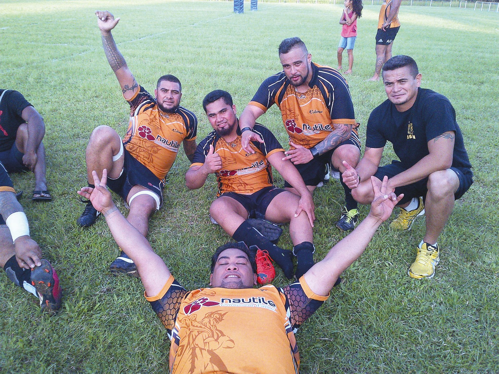 Nouméa, le 14 mai. Les joueurs de la JSLN célèbrent leur victoire face au Mont-Dore (24-13) lors de la 3e journée du championnat de rugby à XV.