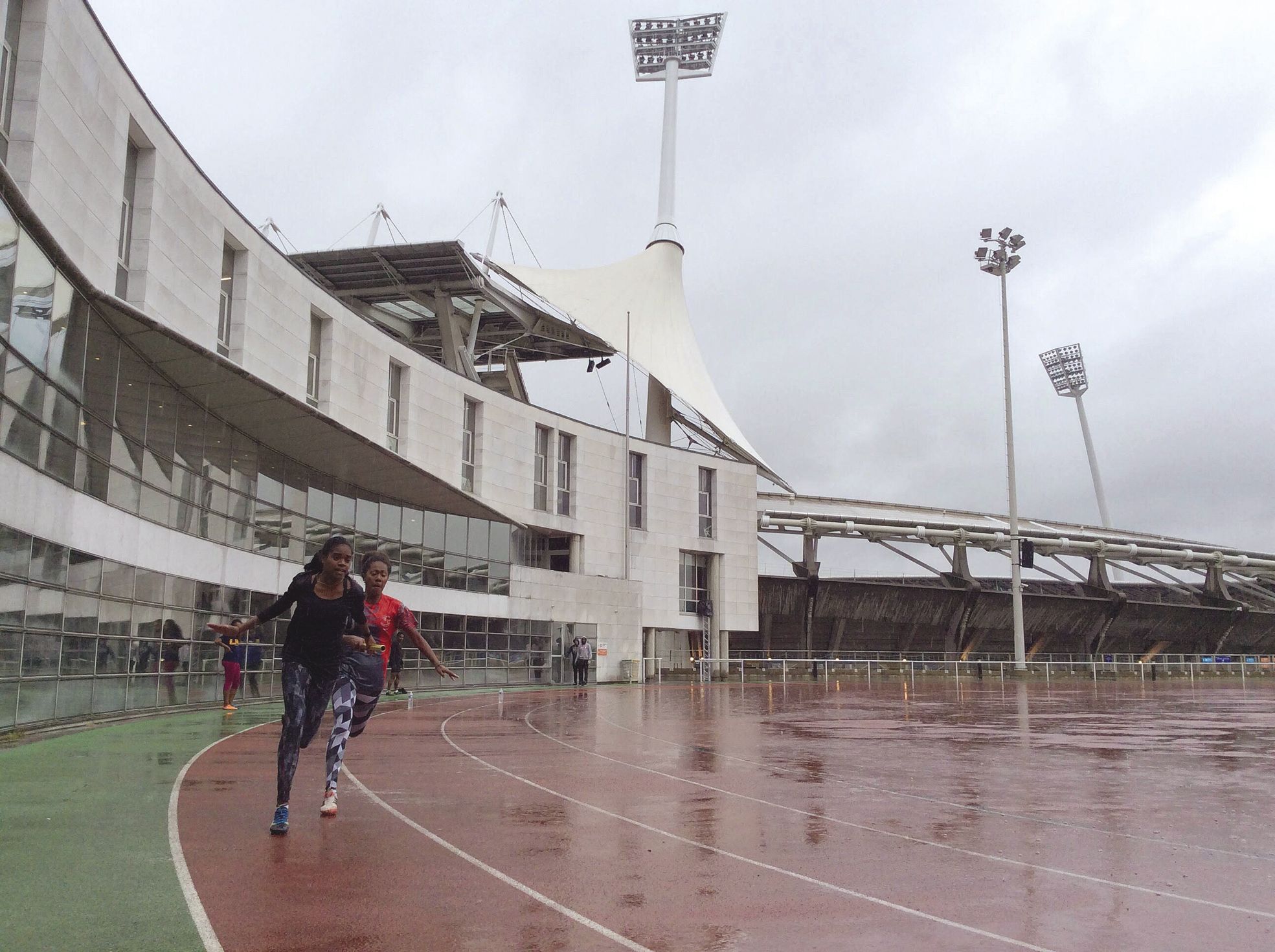 Paris, le 24 mai. Sous la pluie du stade Charléty, les élèves du lycée Jules-Garnier se sont livrés à un dernier entraînement sur le relais avant de se rendre à Limoges.