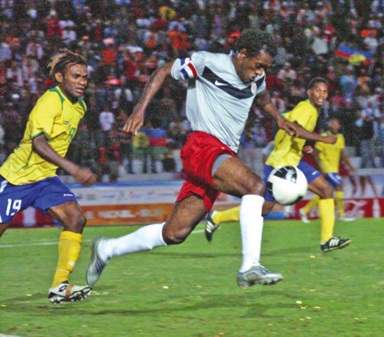 Michel Hmaé, ici en sélection avec le brassard de capitaine, a fini 2e des Jeux du Pacifique 2003 et 1er de ceux de 2011.