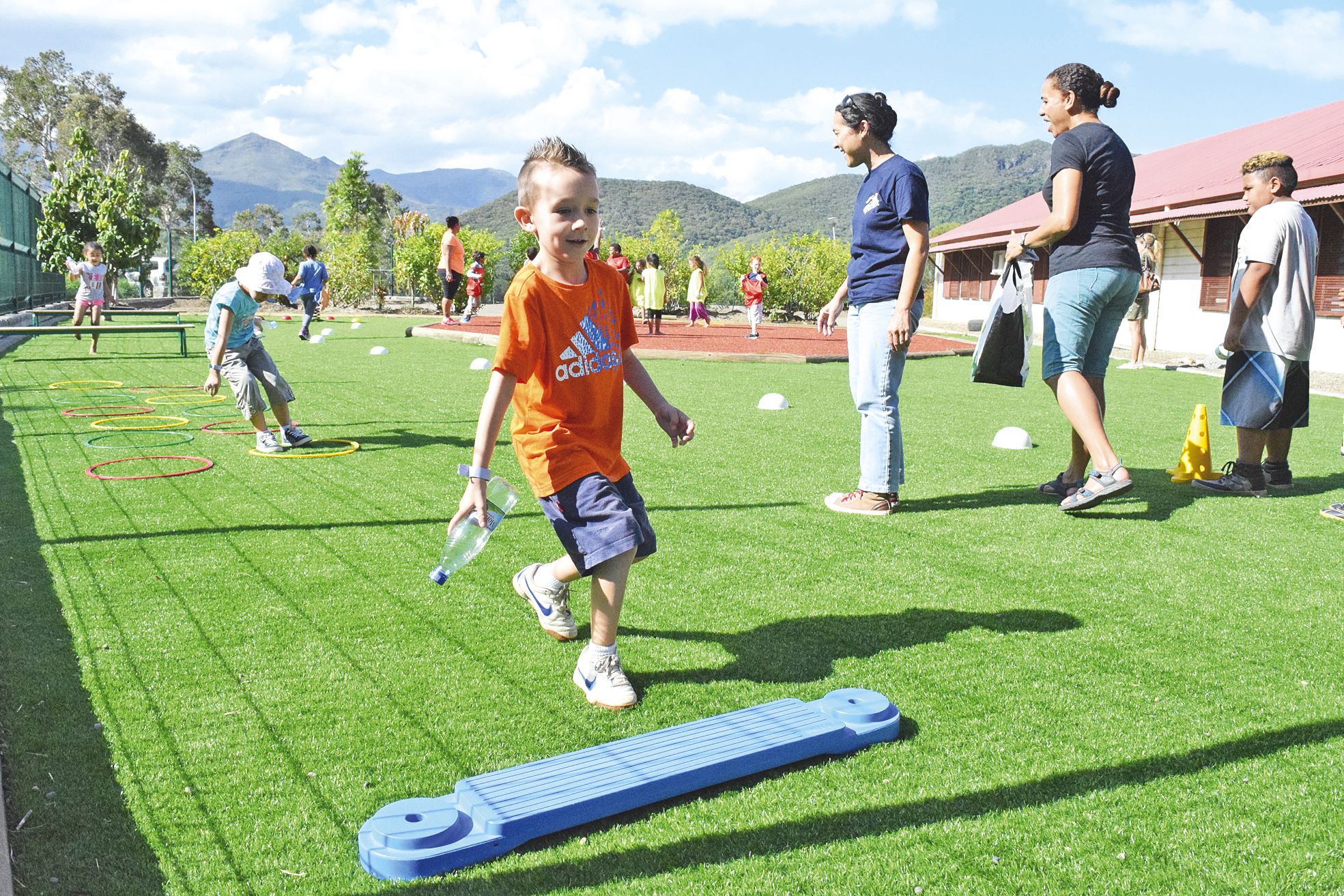 Ecole des Scheffleras, le vendredi 27 mai. Lors de la semaine des parents à l'école, certains papas et mamans ont pu pleinement profiter de la nouvelle cour, où le gazon synthétique fait partie du projet éducatif tourné vers le sport.