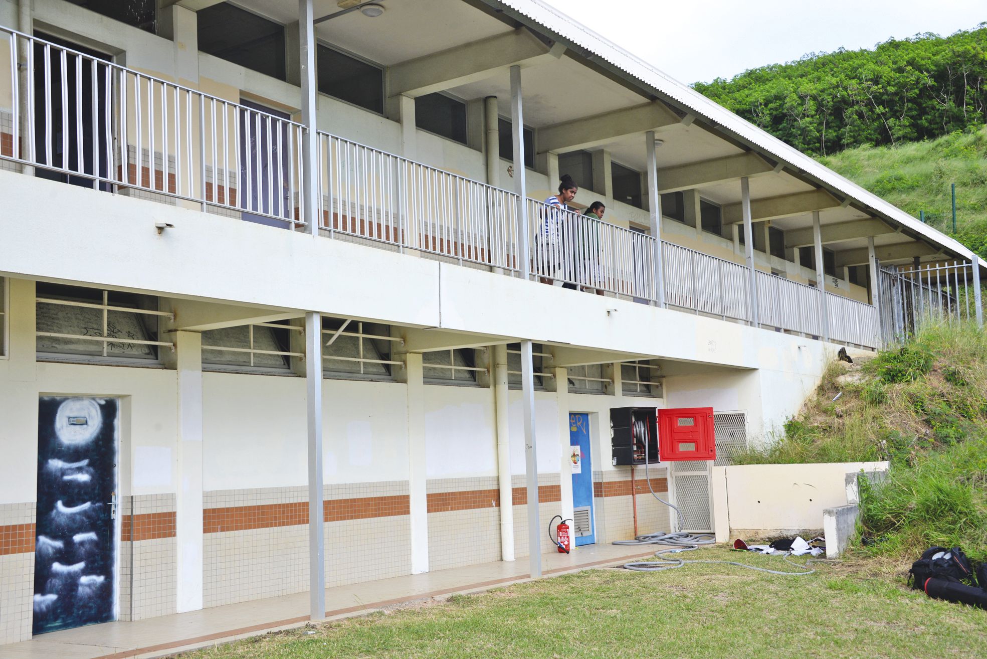 C'est dans cette classe à la porte bleue du bâtiment J du lycée que l'explosion a eu lieu. Kilian et Luke, deux élèves de terminale, étaient en cours d'anglais juste au-dessus.