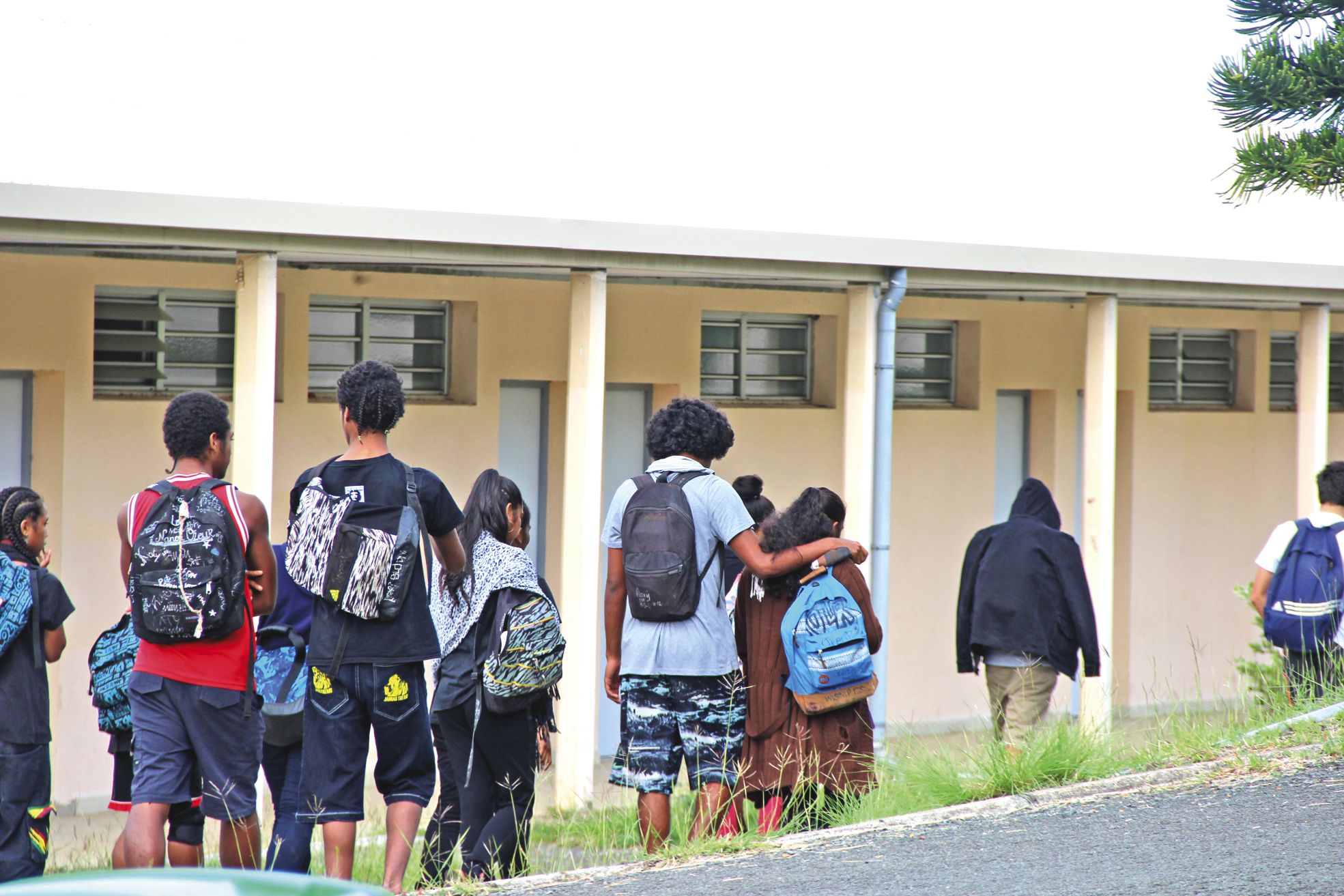 Hier, les élèves ont pu discuter avec une psychologue. Une cellule d'écoute restera ouverte jusqu'à la fin de la semaine dans le lycée pour accueillir les jeunes encore sous le choc.