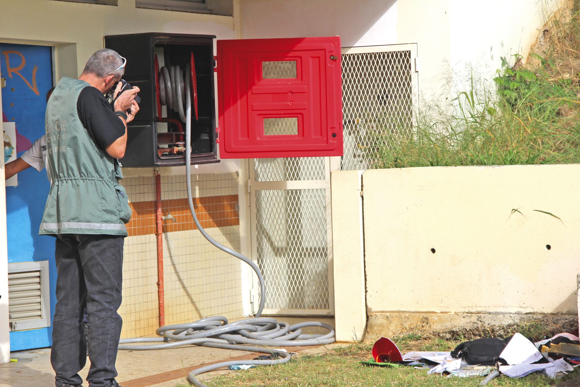 La police technique et scientifique a « figé » la scène devant et à l'intérieur de la salle de cours. Le policier a pris des photos des sacs, des vêtements et des fournitures qui ont brûlé.