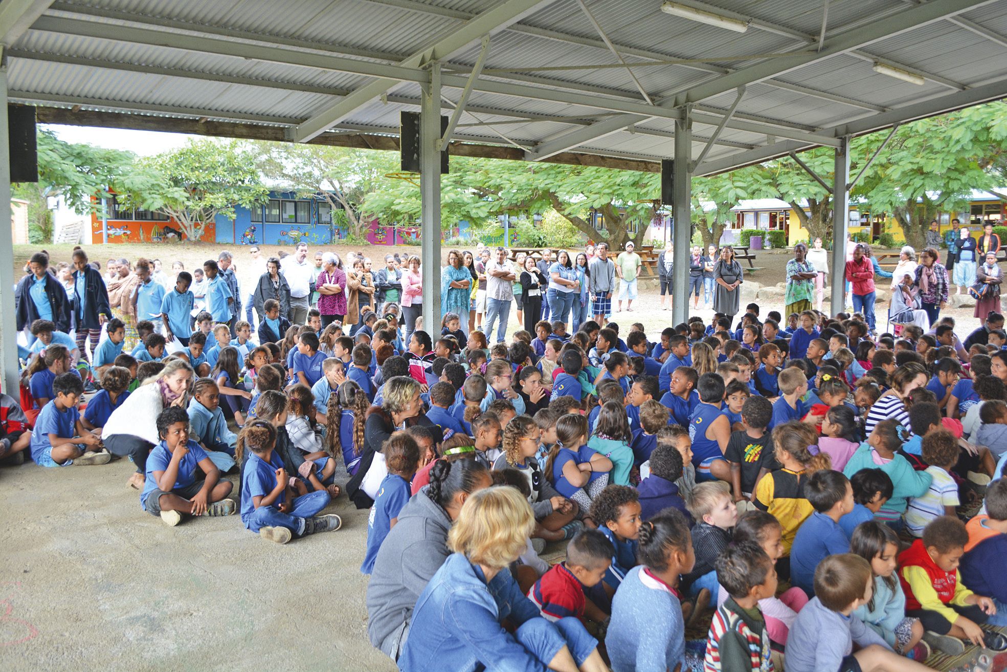 Ecole Saint-Joseph, jeudi 2 juin. Les enfants de l'école ont été regroupés sous leur faré avant d'être pris en charge par les psychologues et les intervenants spécialisés.