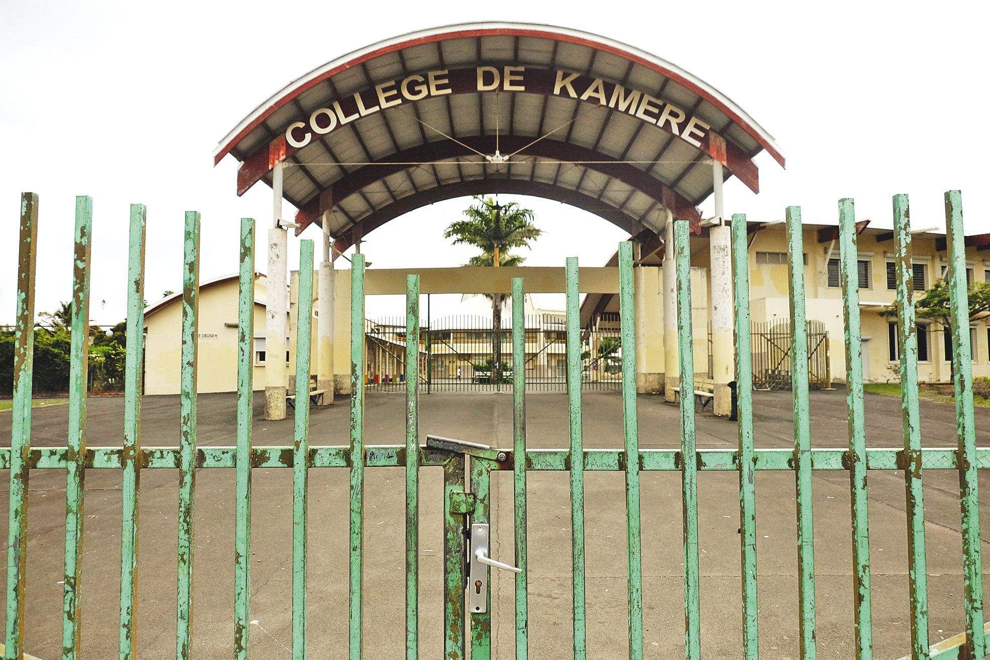 Au collège de Kaméré, le vendredi 3 juin. L'accueil des élèves a été assuré le matin par le personnel présent,  mais les cours de cette journée d'avant-vacances n'ont pas pu être assurés.