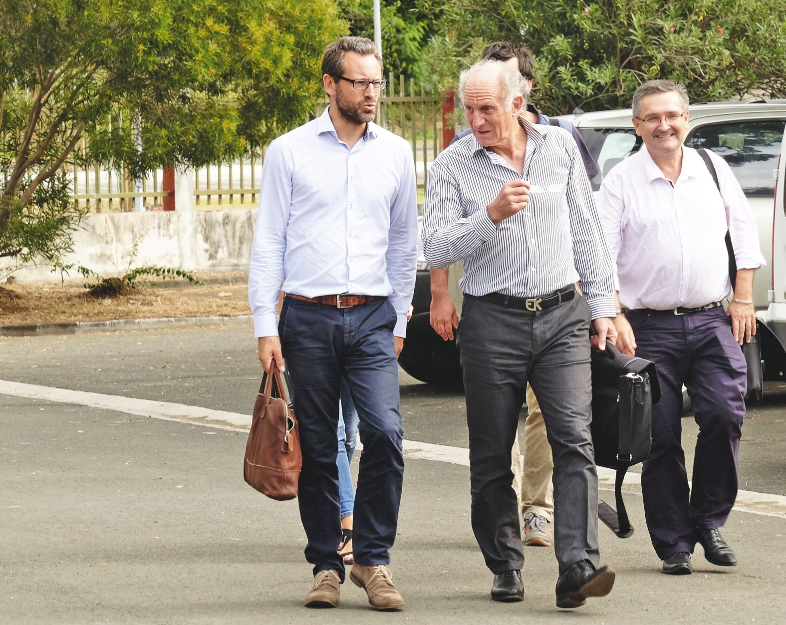 Le vice-recteur et son équipe sont arrivés vers 14 h 15 pour rencontrer l'équipe pédagogique. Ils sont ressortis à 16 h 30.